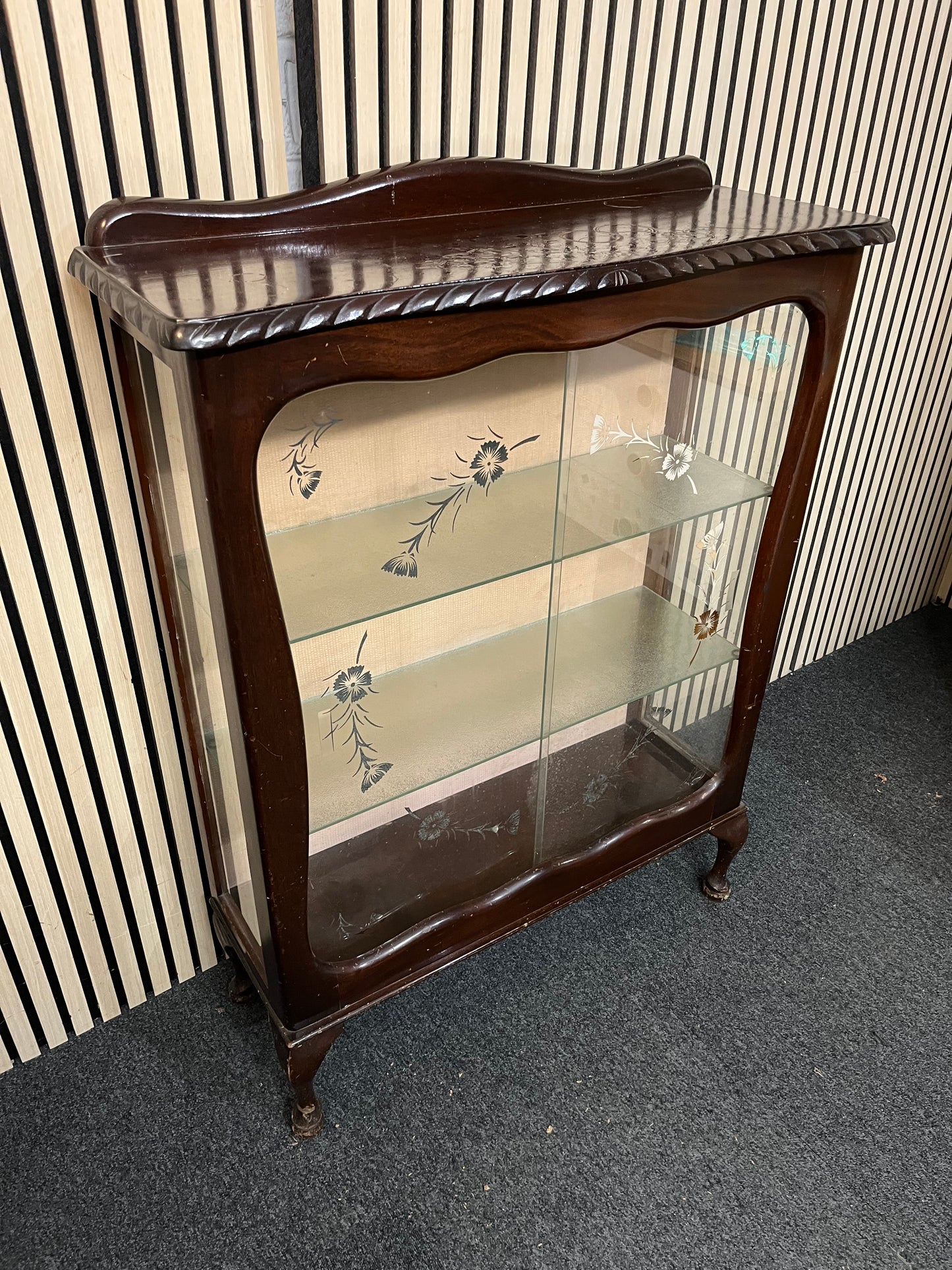 Ornate sliding glass door mahogany framed display unit (H 118 x W 87 x D 30 cm) 2425