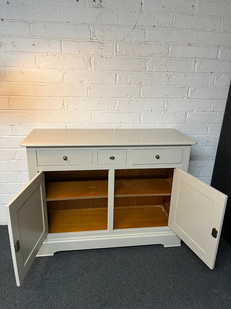 Solid wood white painted large 2 door 3 drawer sideboard (H 100 x W 135 x D 50 cm) 2225
