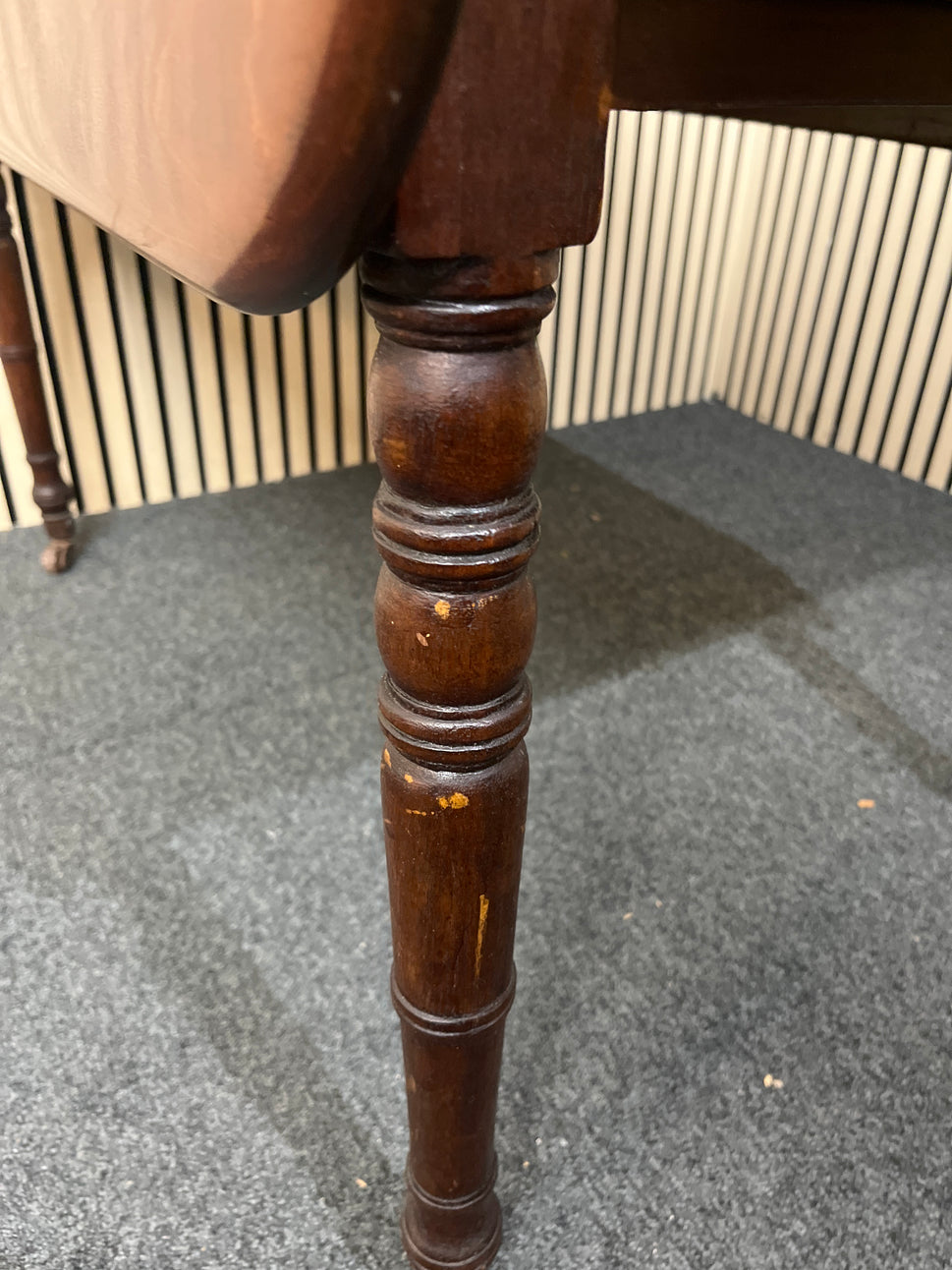 Antique drop leaf mahogany breakfast table with drawer (L 61 - 105 x W 109 cm) 2425