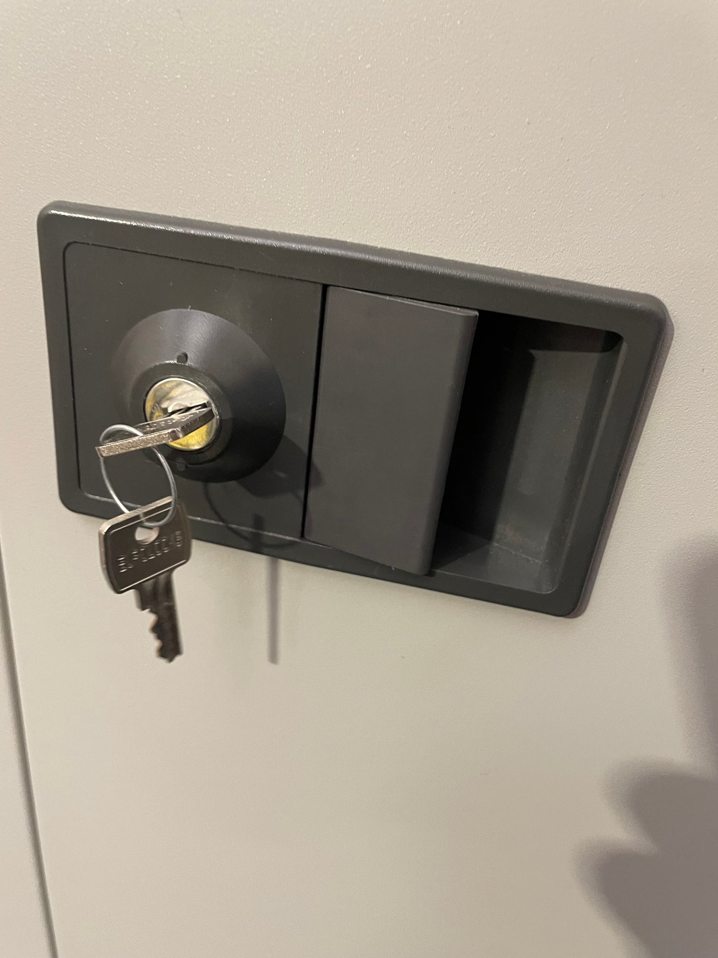 Bisley grey metal 2 door storage unit with keys and 4 shelves (H 195 x W 92 x D 40 cm)