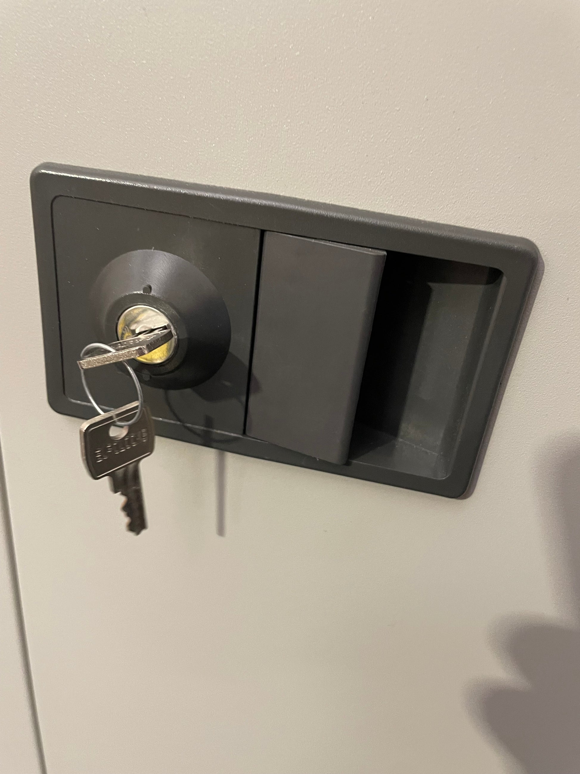 Bisley grey metal 2 door storage unit with keys and 4 shelves (H 195 x W 92 x D 40 cm)