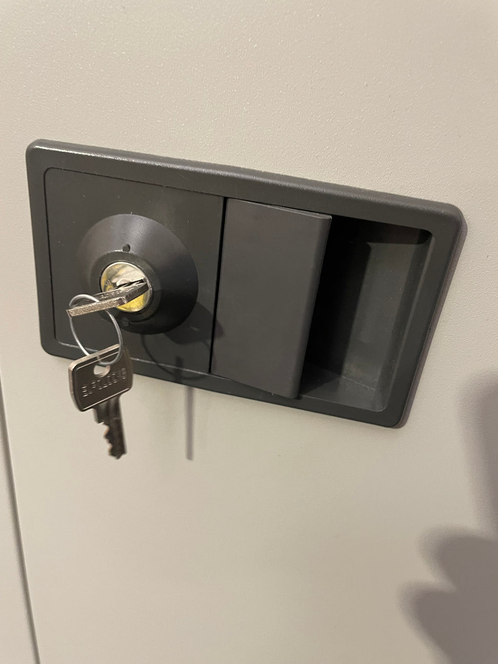 Bisley grey metal 2 door storage unit with keys and 4 shelves (H 195 x W 92 x D 40 cm)