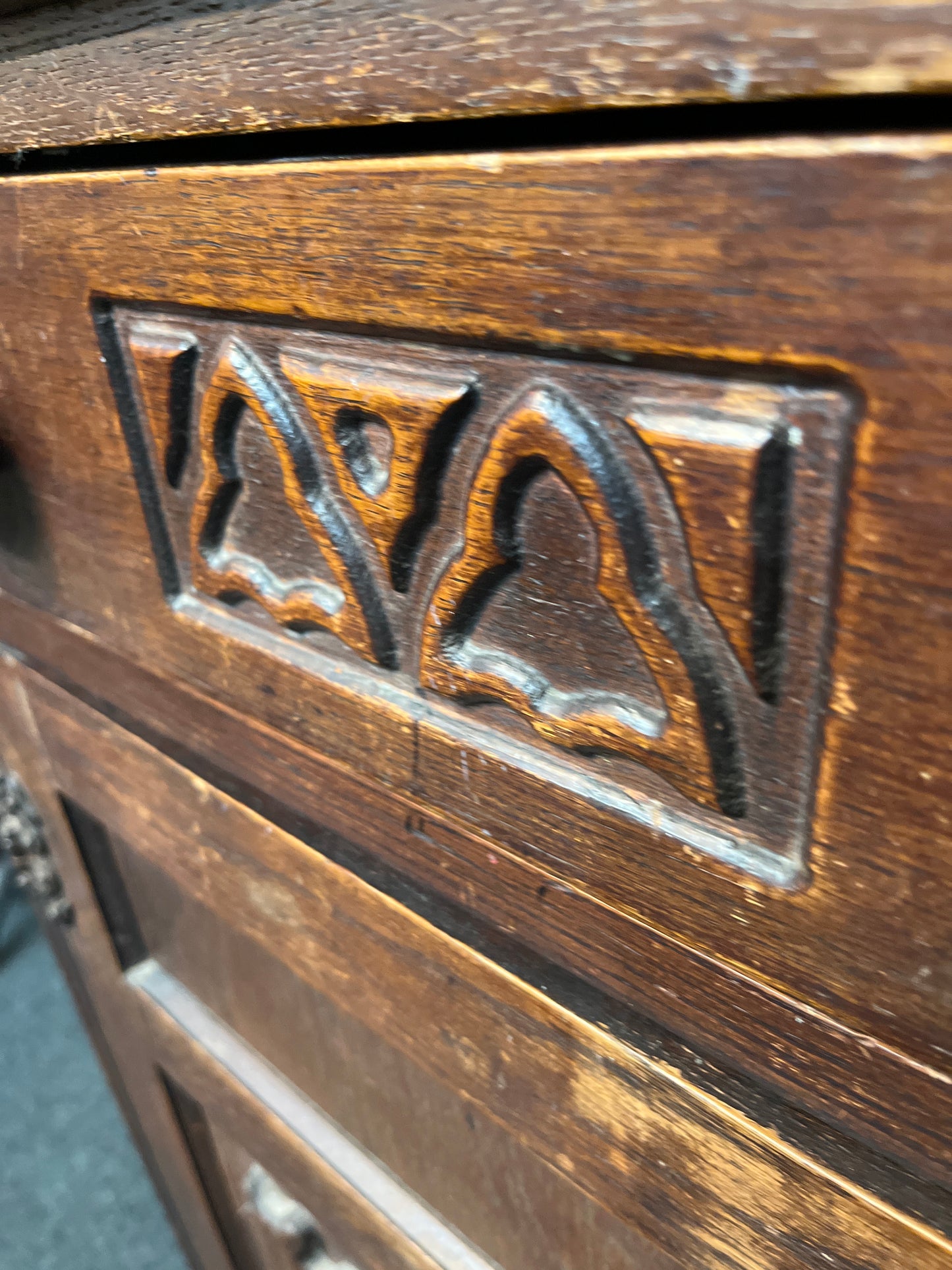 English oak ornate 2 door 2 drawer sideboard (H 97 x W 120 x D 48 cm) 3126