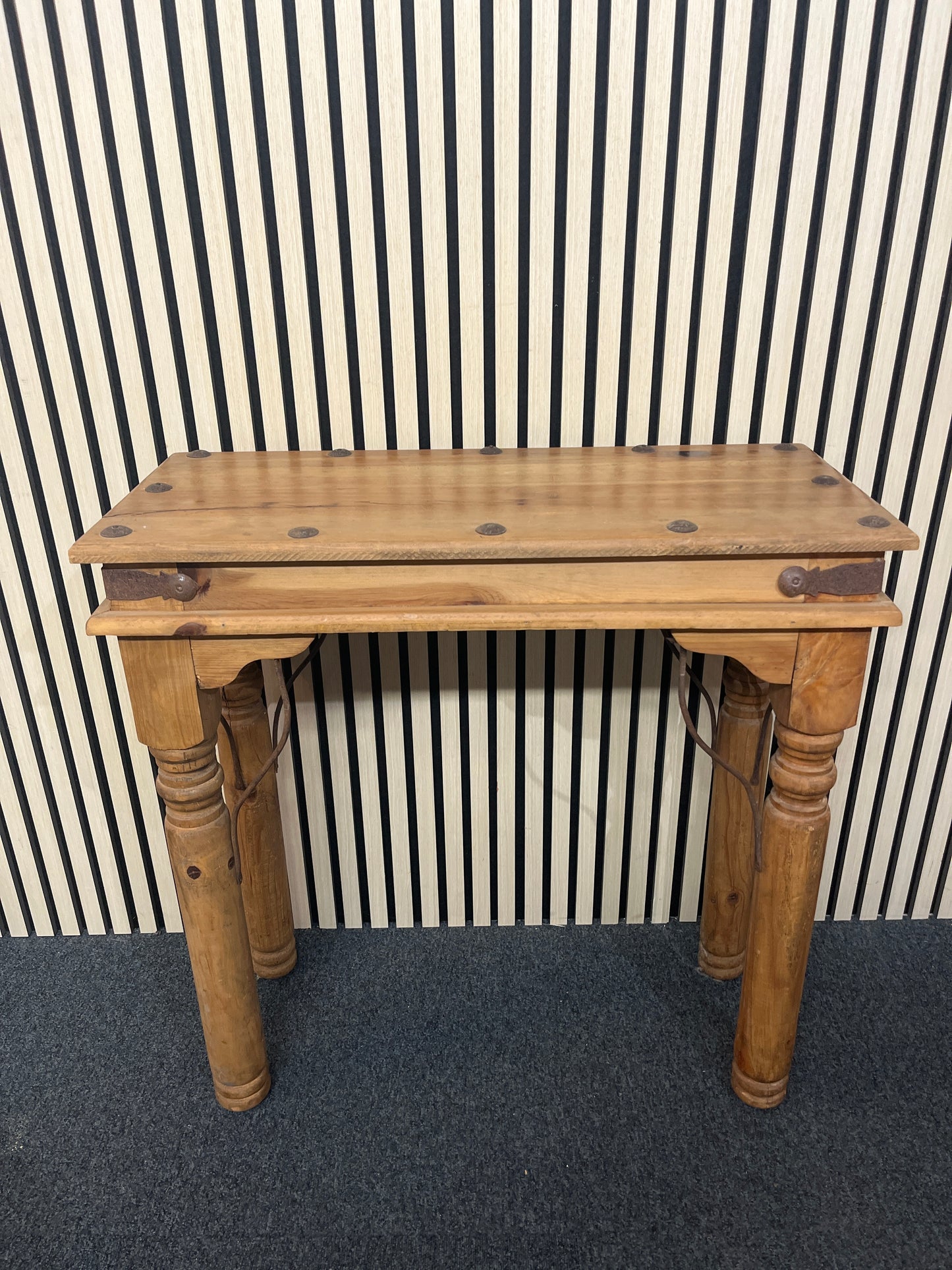 Mexican pine console table with metal detailing (H 76 x H 76 x D 33 cm)