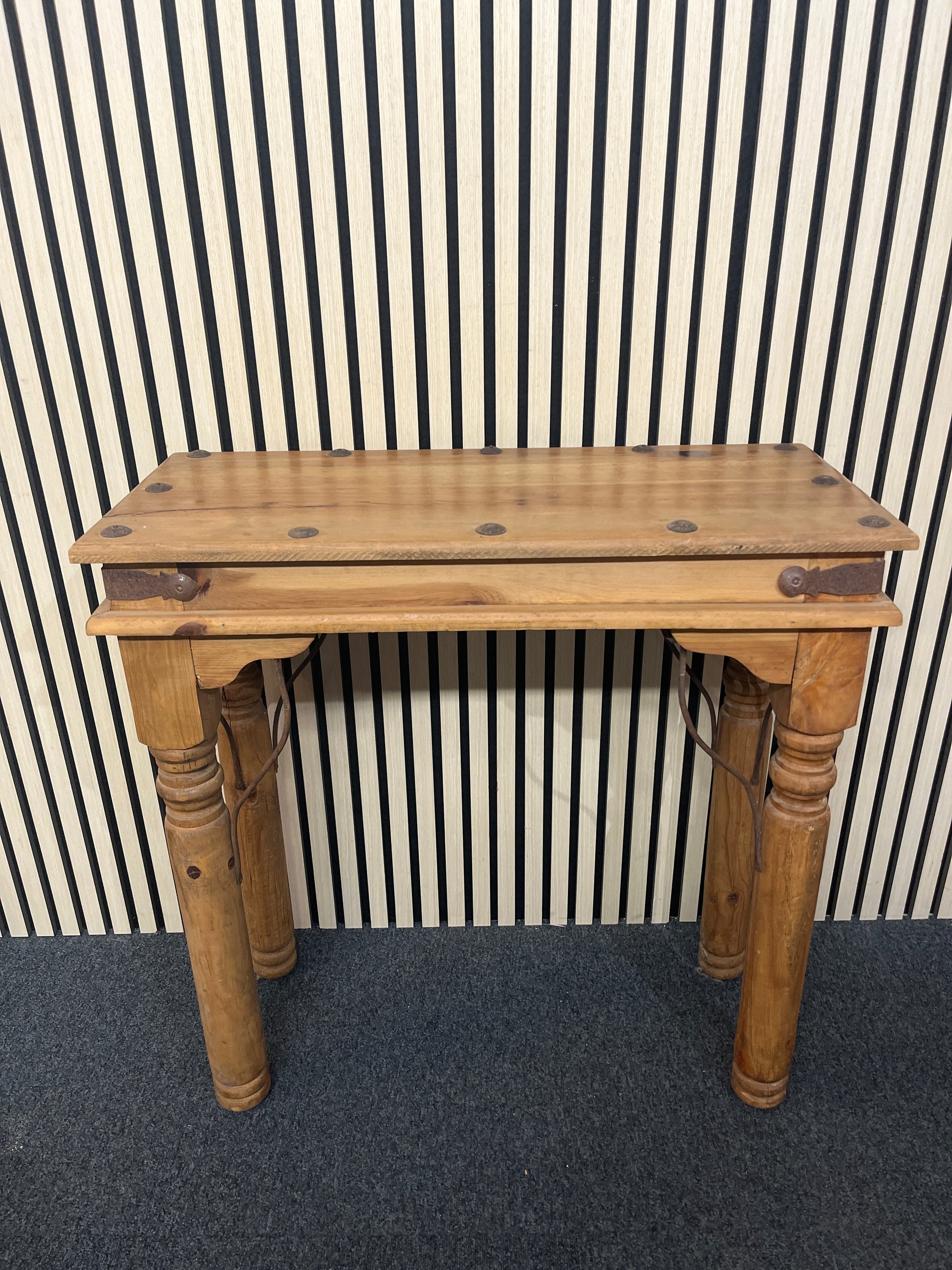 Mexican pine console table with metal detailing (H 76 x H 76 x D 33 cm)