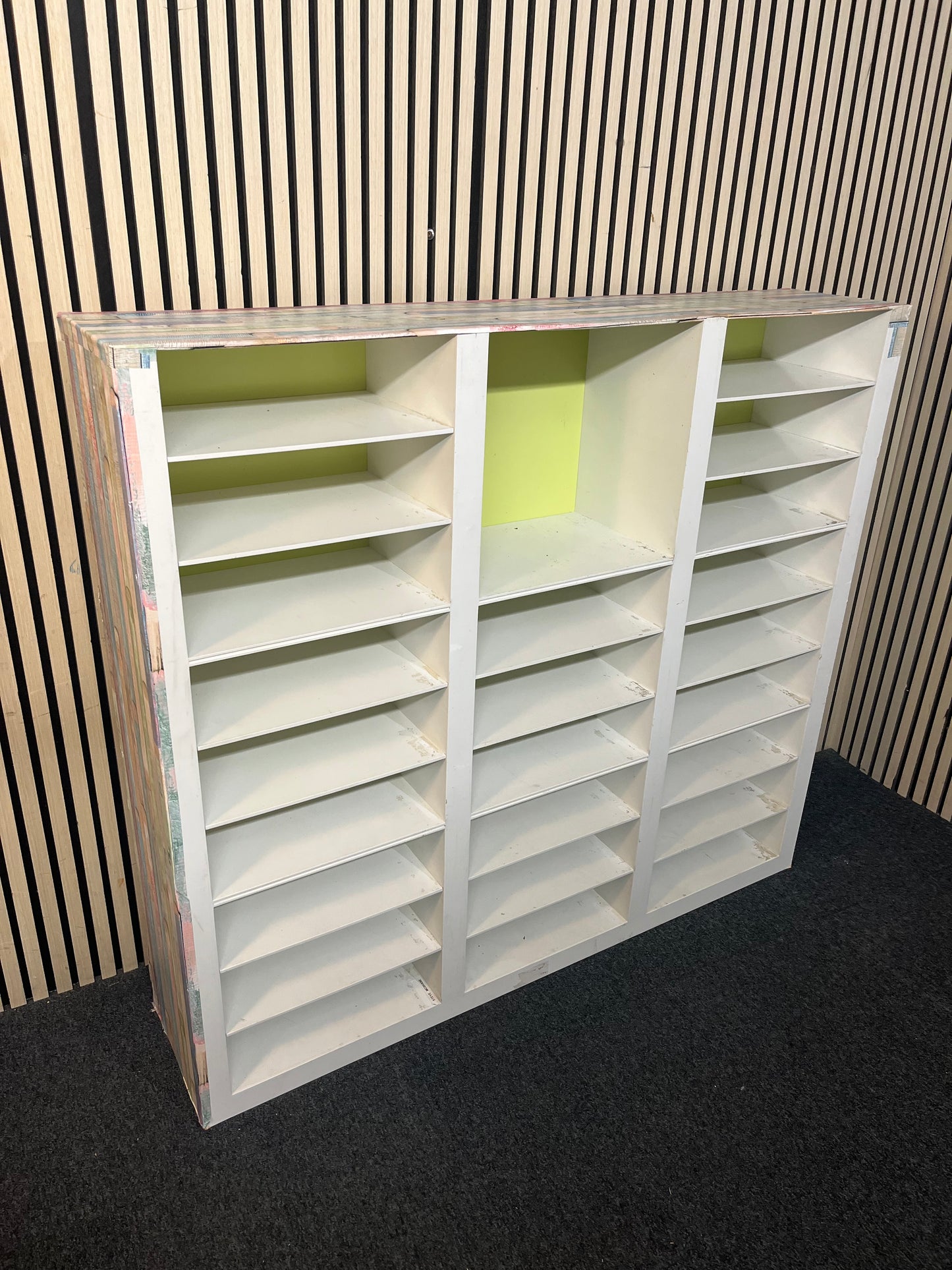 Large white wooden pigeon hole unit (H 125 x W 140 x D 30 cm) 43516