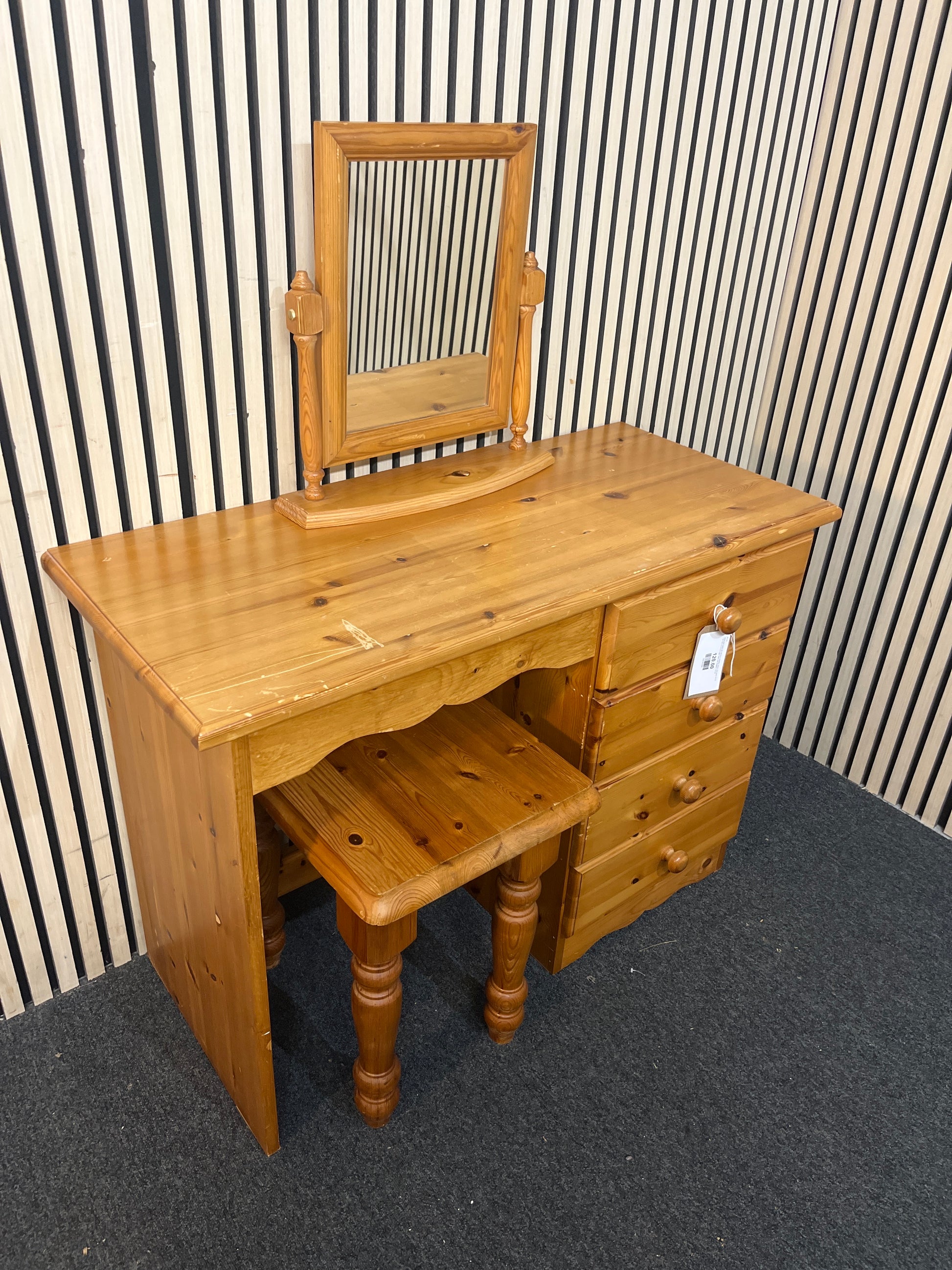 Solid pine vanity set with four drawers, mirror, and stool. (H 72 x W 100 x D 44 cm) right hand side drawers  44129