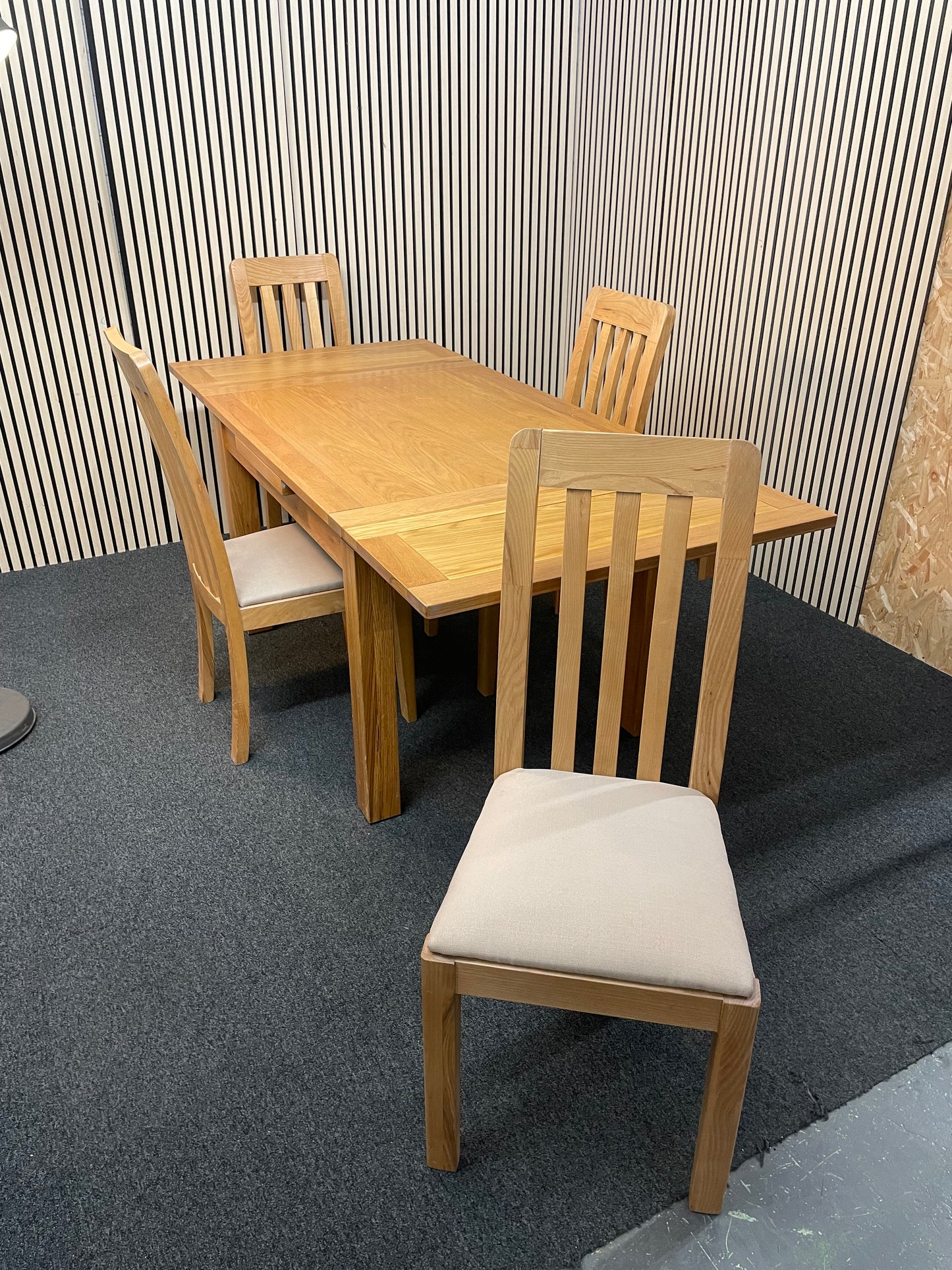 A solid oak extendable light-wood stained dining table (L 120- 200 x W 90 cm) with 4 no. matching slatted chairs with cream seat fabric 2425