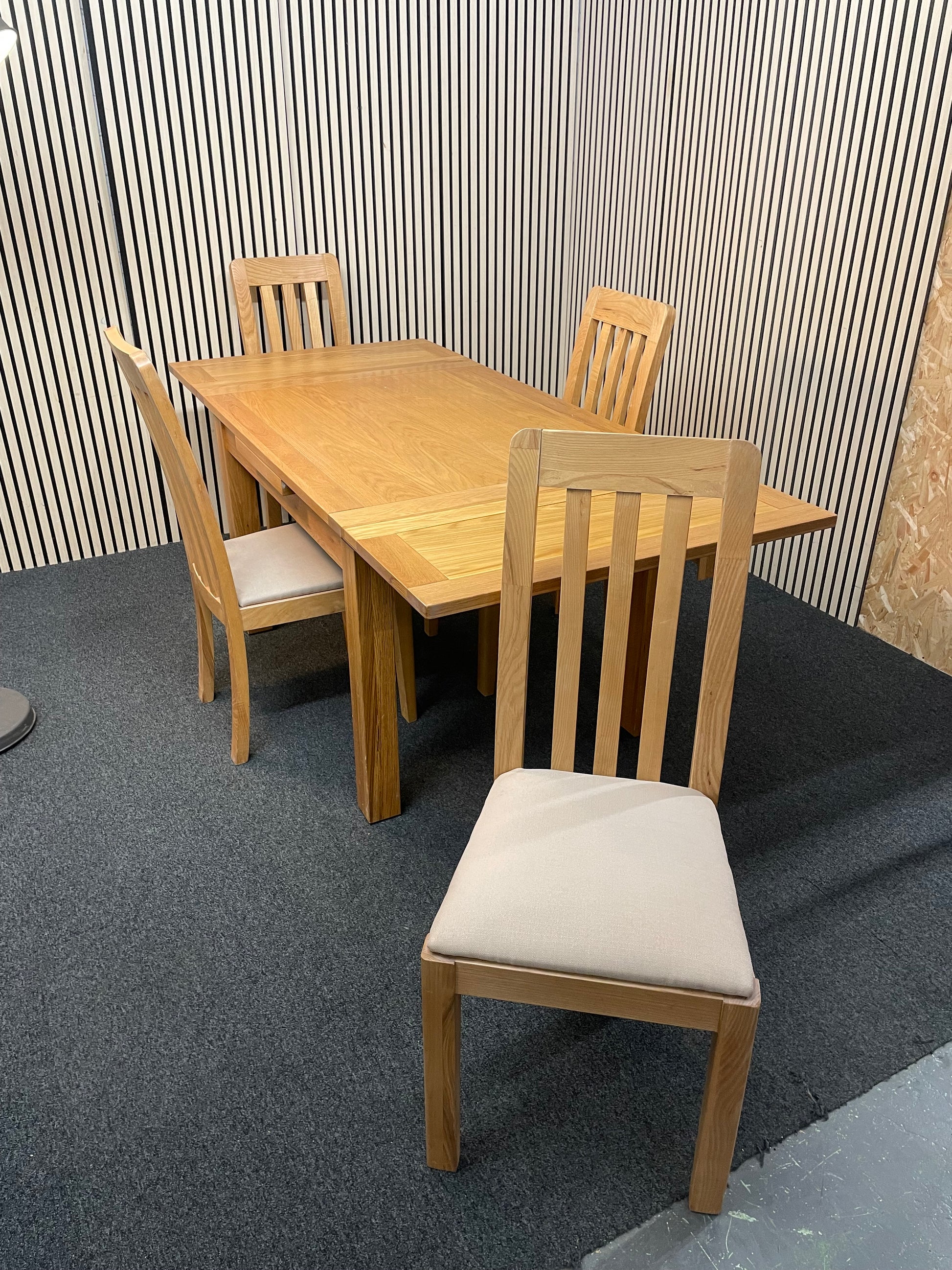 A solid oak extendable light-wood stained dining table (L 120- 200 x W 90 cm) with 4 no. matching slatted chairs with cream seat fabric 2425