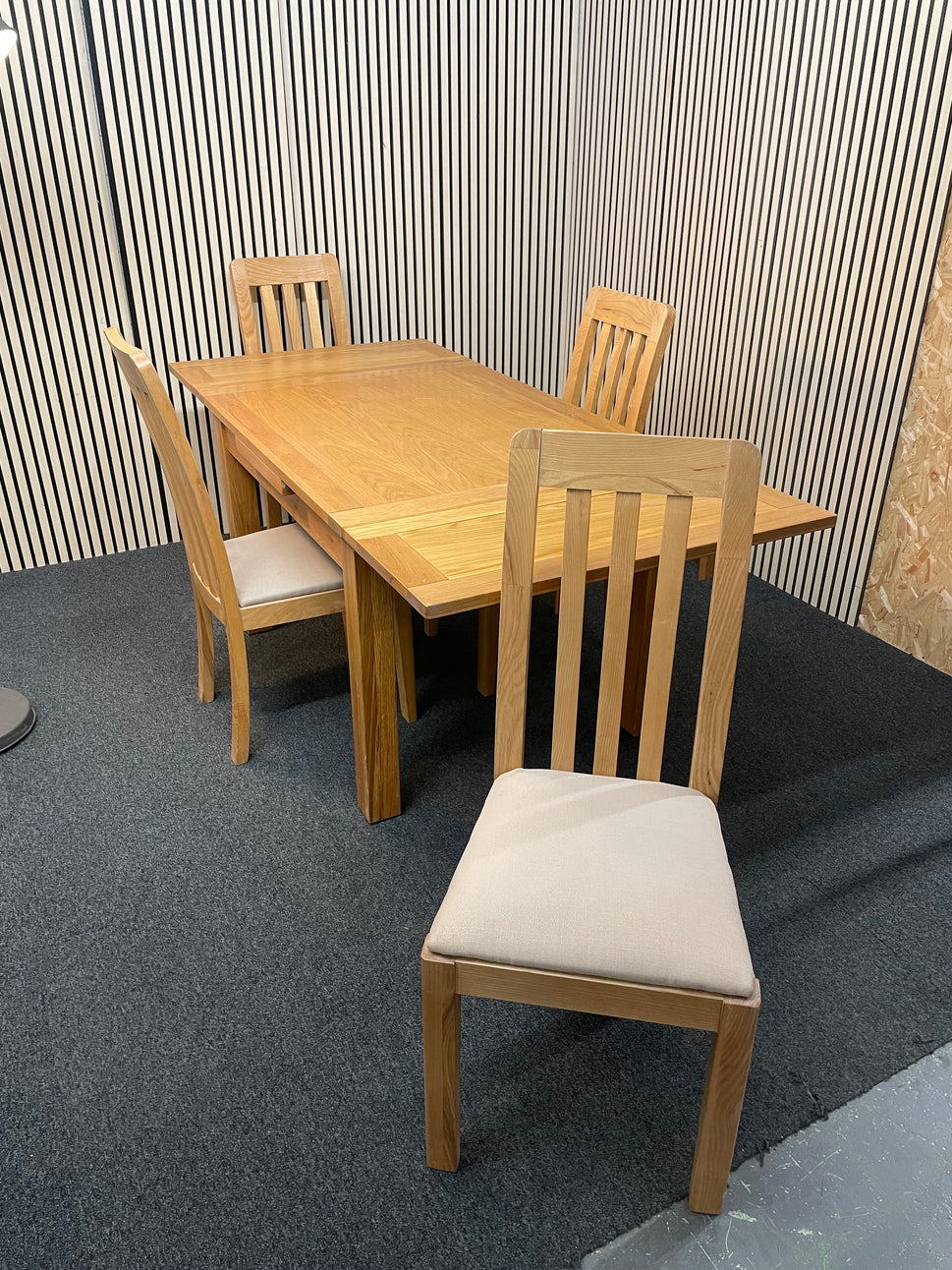 A solid oak extendable light-wood stained dining table (L 120- 200 x W 90 cm) with 4 no. matching slatted chairs with cream seat fabric 2425