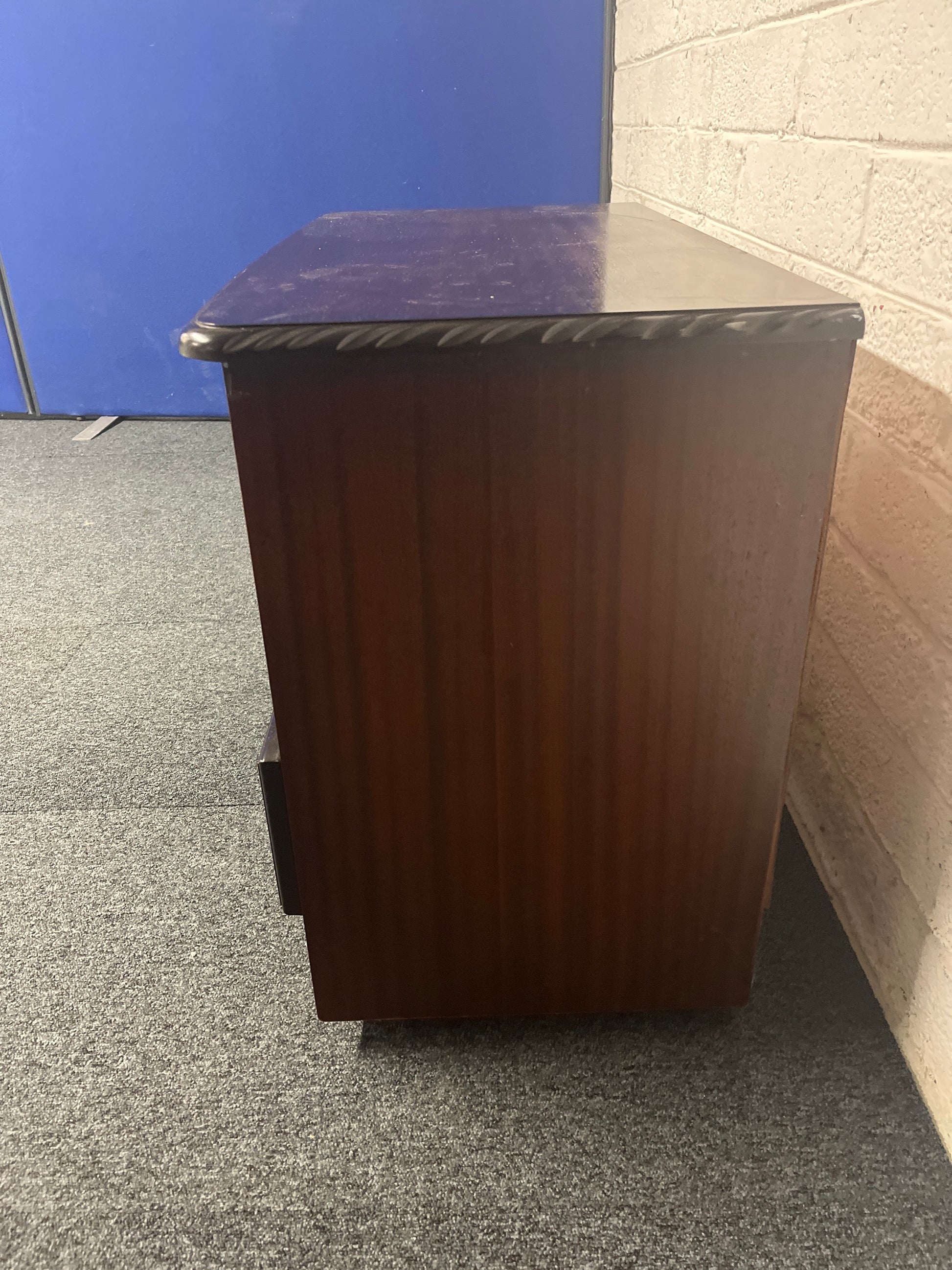 Mahogany tv unit with glass doors and drawer (H 630 x W 800 x D 450 mm) 3125