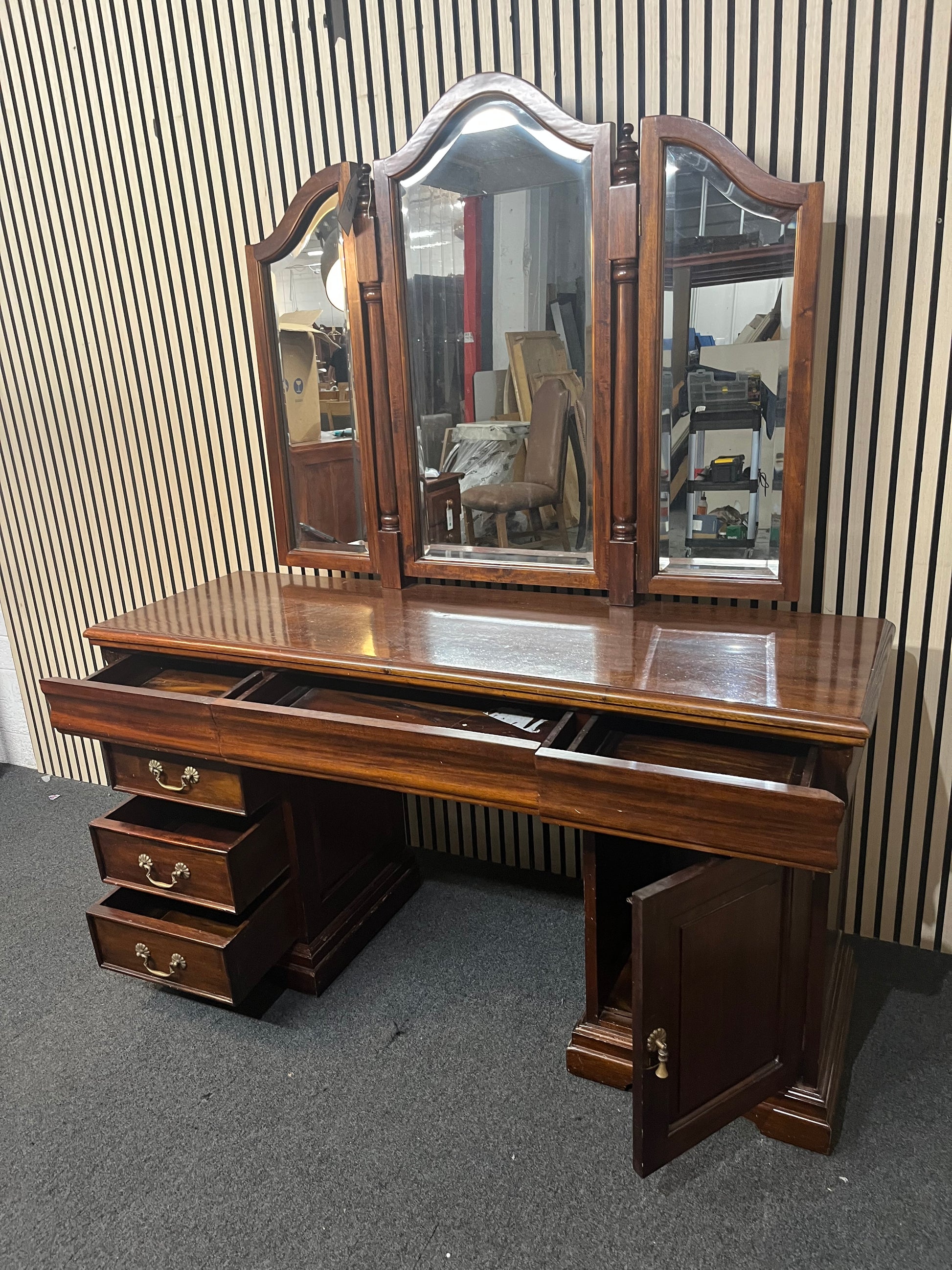 Large ornate solid mahogany dressing table (H 76 x W 137 x D 77 cm) 43827D