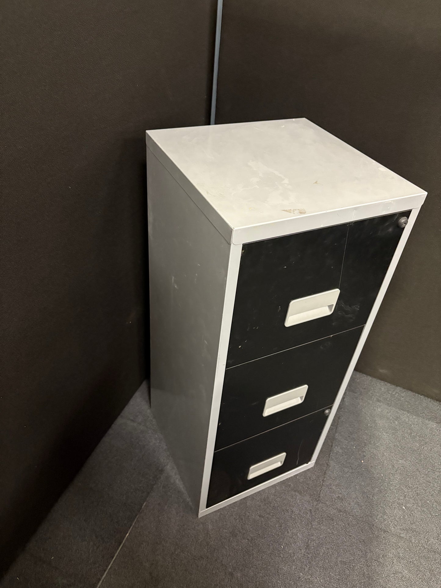 Secondhand silver and black metal 3 drawer A4 Home office filing cabinet with key 400Dx400Wx960H