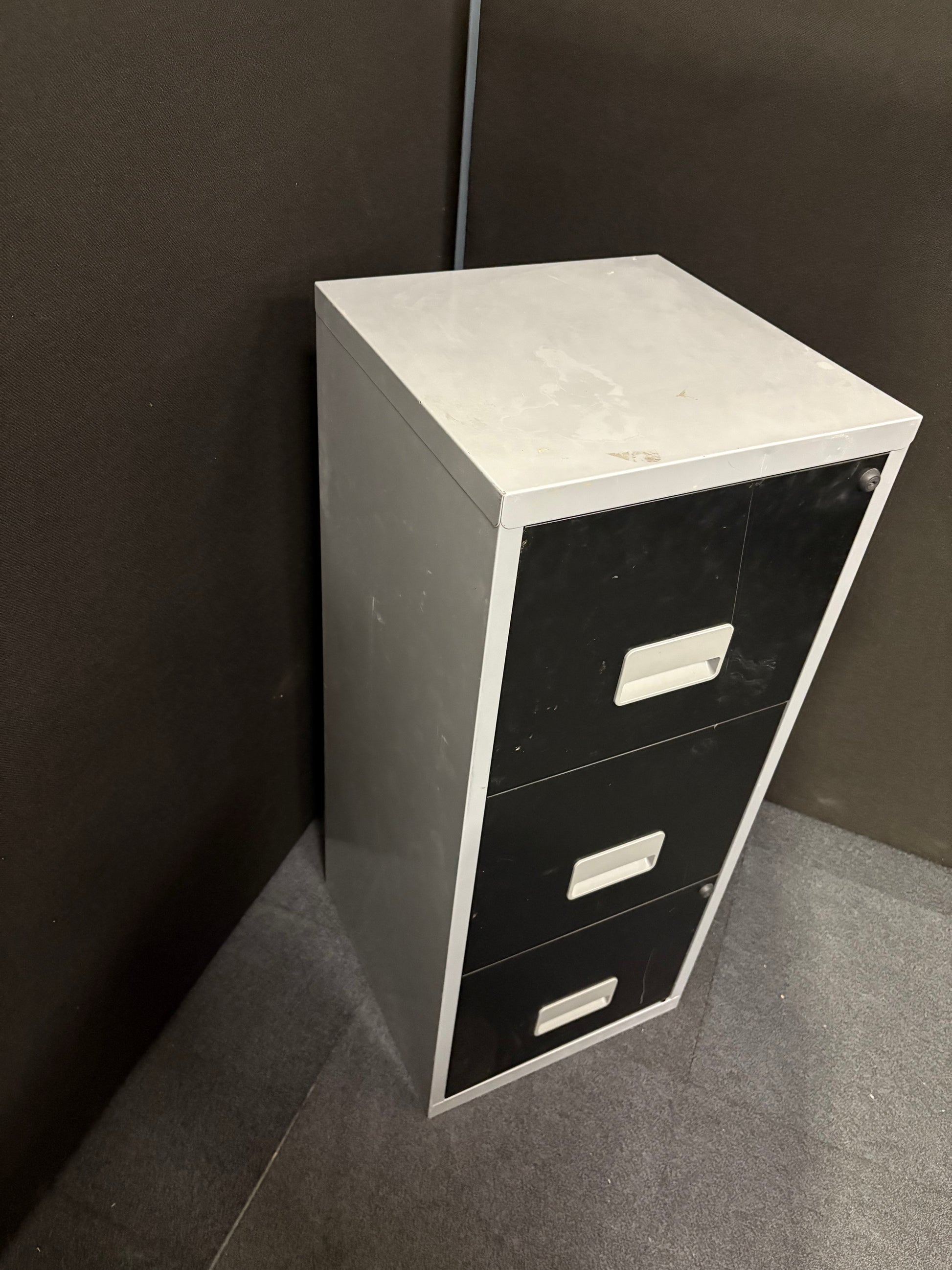Secondhand silver and black metal 3 drawer A4 Home office filing cabinet with key 400Dx400Wx960H