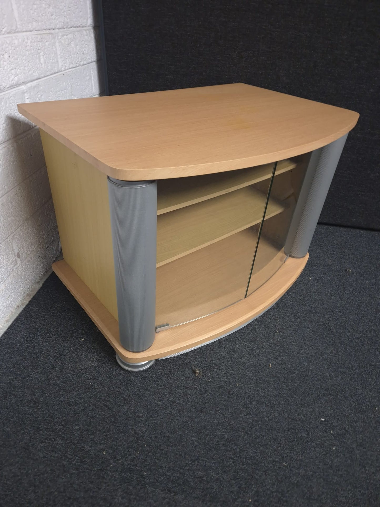 Beech laminate 2 glass door low TV unit%A0(H 580 x W 800 x D 560 mm) 1225