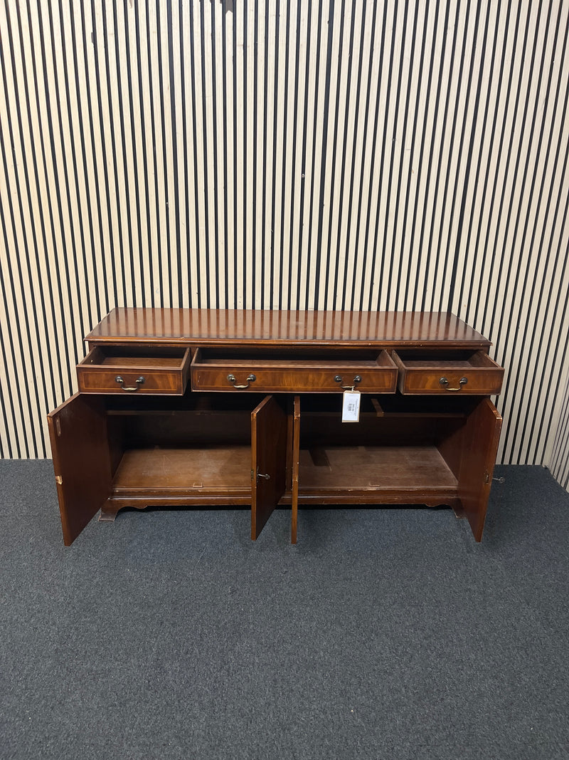 Inlaid mahogany four door three drawer mahogany sideboard (H 77 x W 154 x D 47 cm)  44561