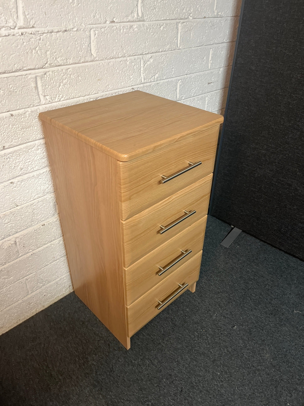 Tall oak laminate 4 drawer bedside locker (H 92 x W 45 x D 45 cm) 3225