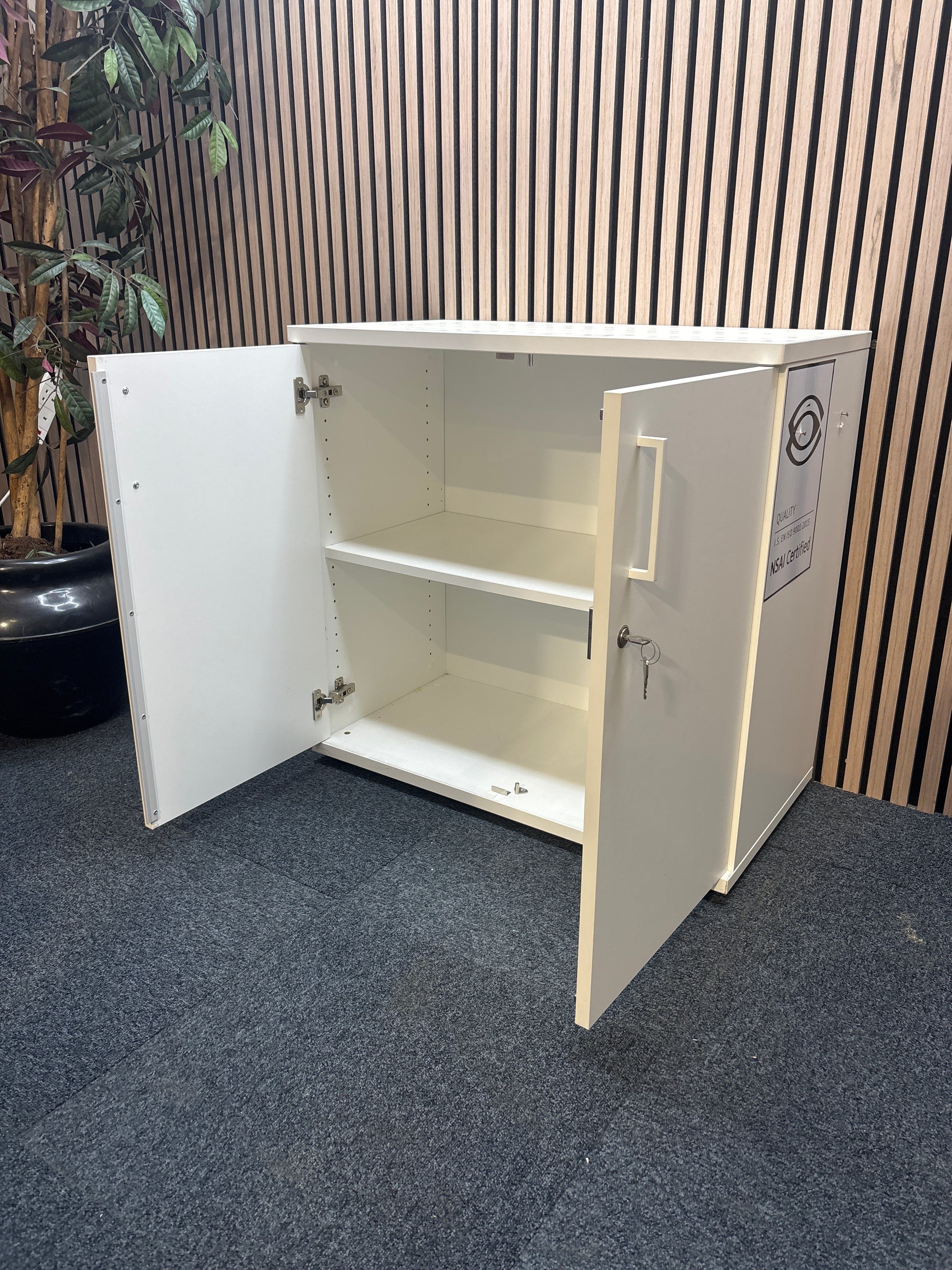 Small white 2 door storage unit with key (H 80 x W 80 x D 43 cm)
