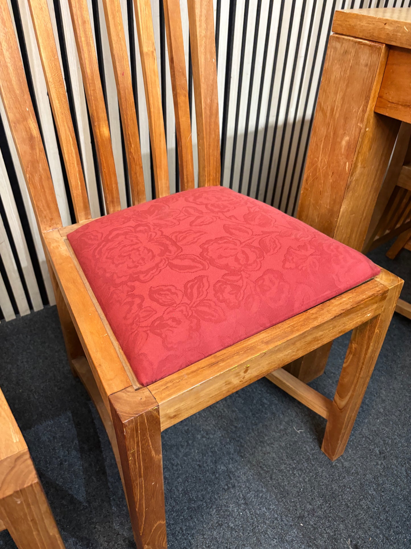 Large solid oak rectangular dining table with 6 matching chairs with red & green fabric seats (W 160 x D 90 cm) 2226