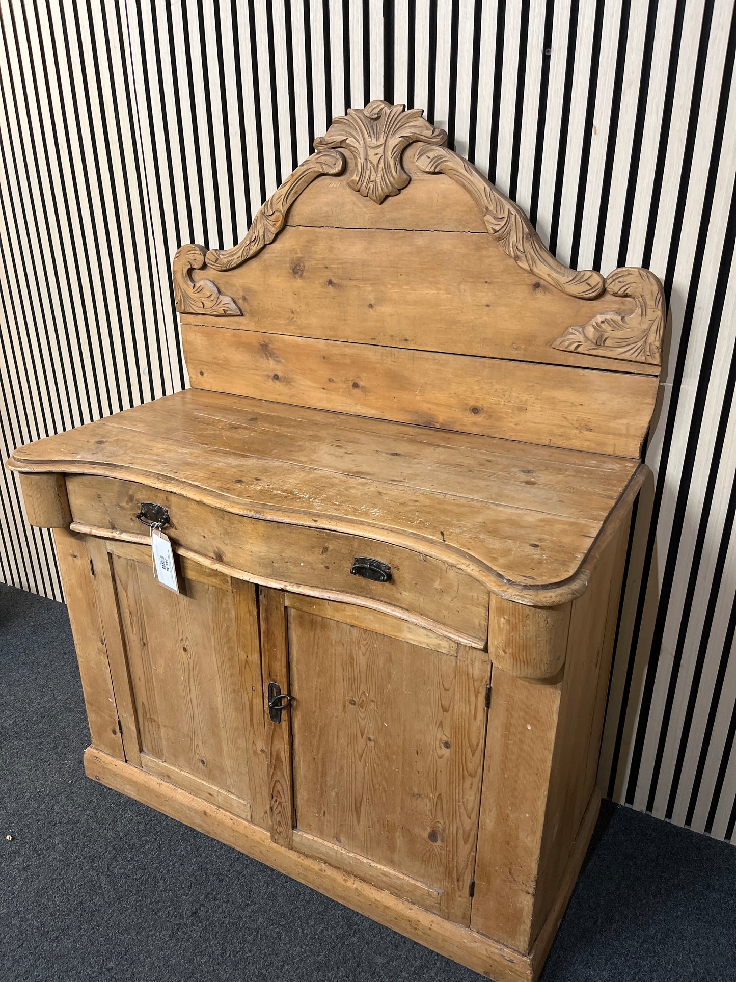 Pitch pine bow fronted 2 door 1 drawer sideboard with upstand (H 142 x W 108 x D 56 cm) 1126