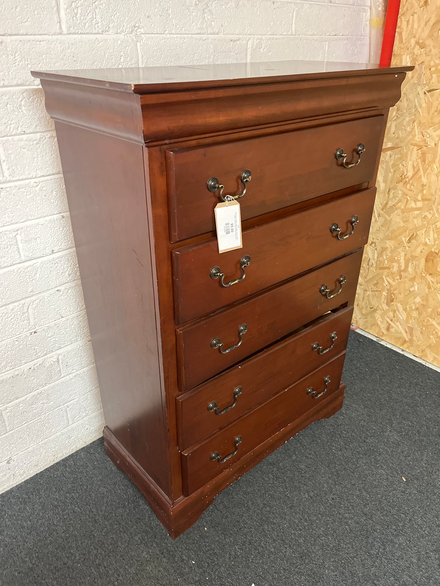 Mahogany 5 drawer ornate handles chest of drawers- bottom 2 drawers have problems closing 1325