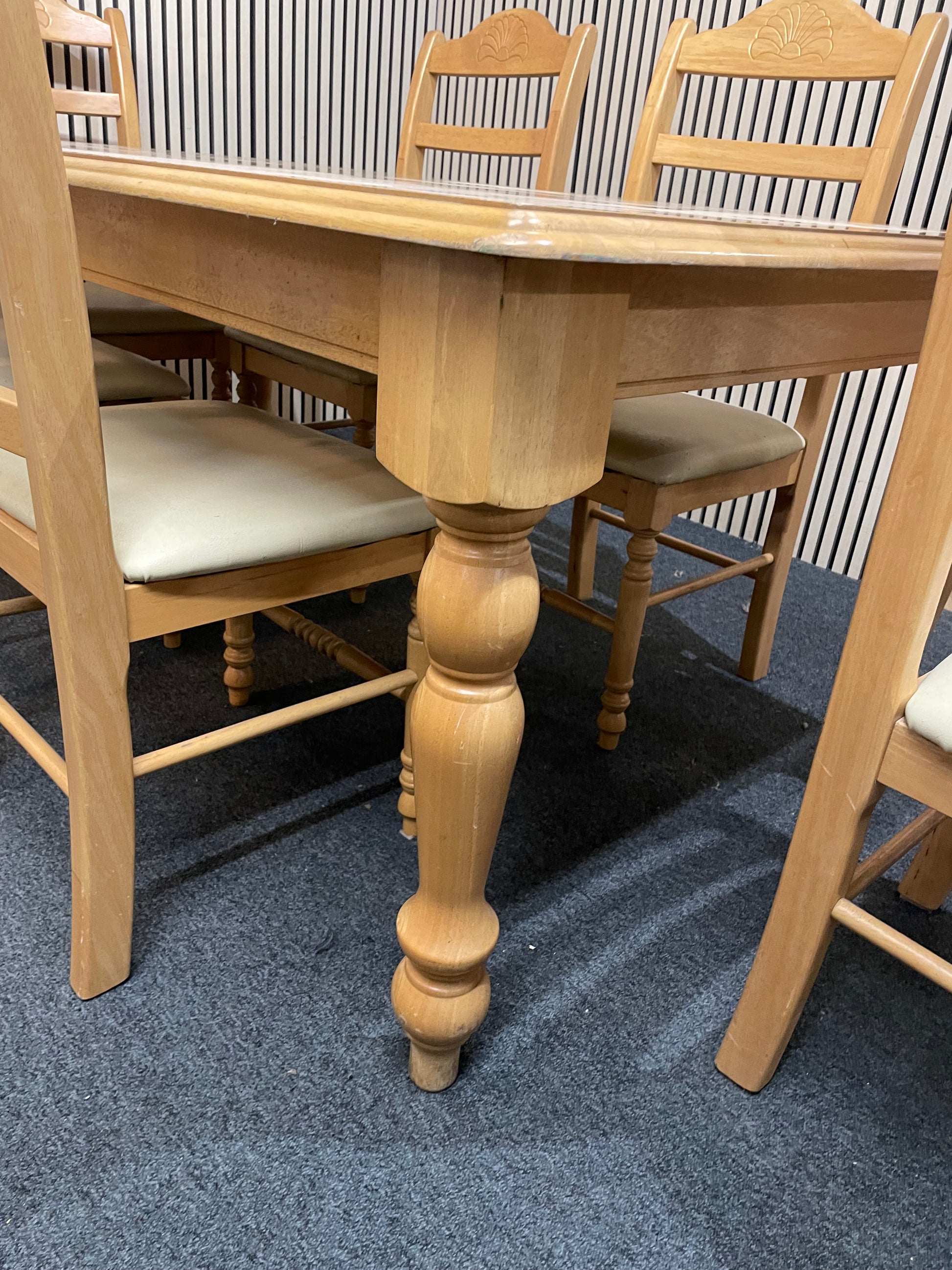 Large rectangular hardwood kitchen table (L 180 x W 100 cm) with 6 no. high back matching chairs with cream vinly seat fabric 1126