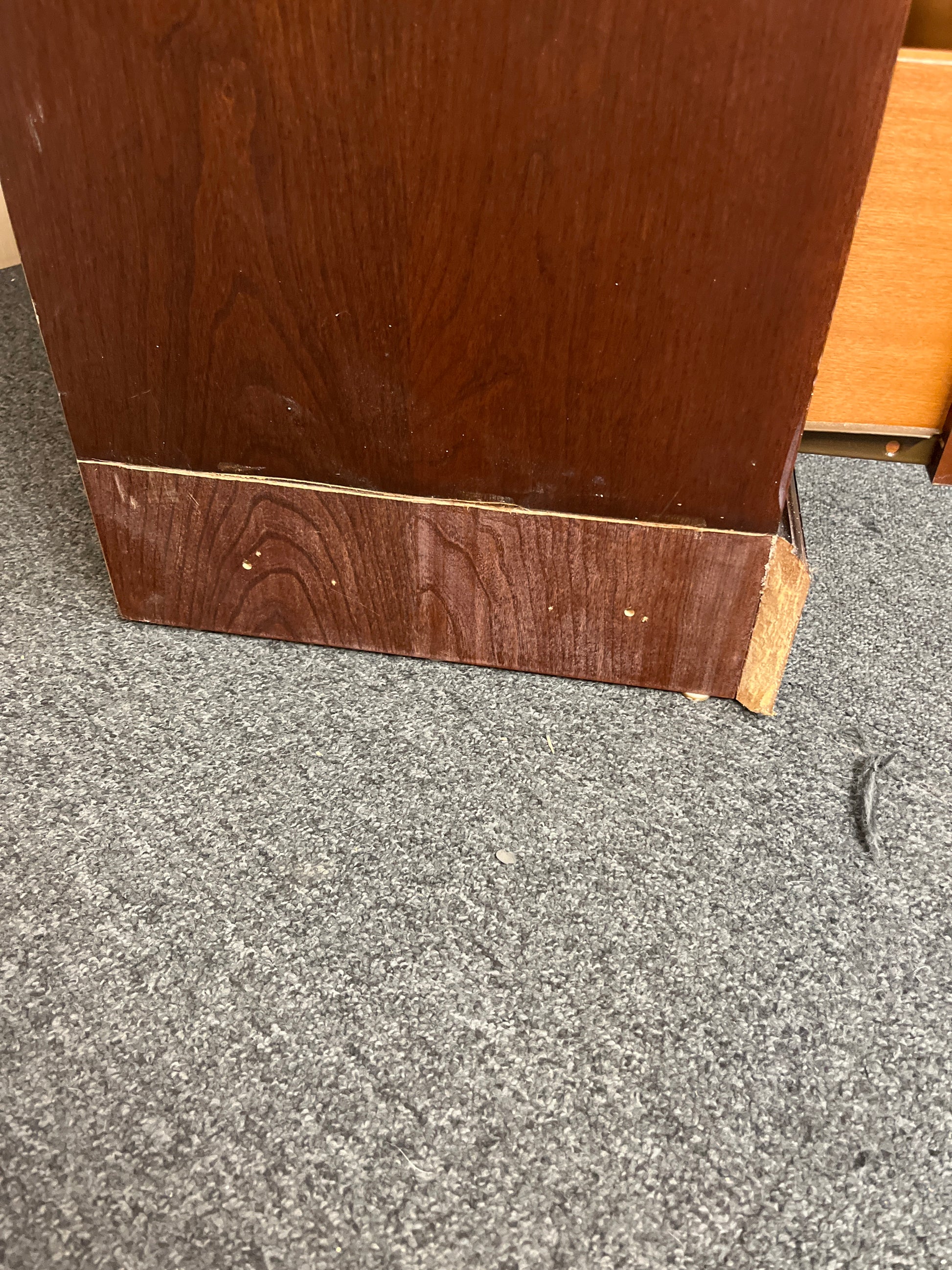Tall dark wood stained 2 glass door display unit (H 84 x W 127 x D 46 cm) 3325