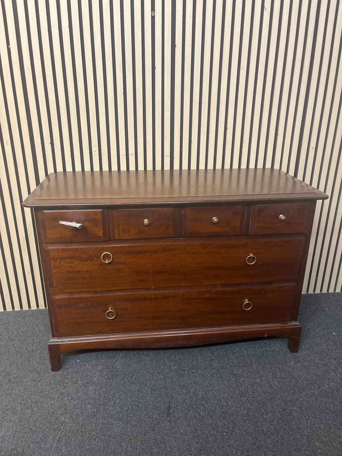 Classic dark wood four-drawer chest (H 72 x W 107 x D 47 cm)  44281