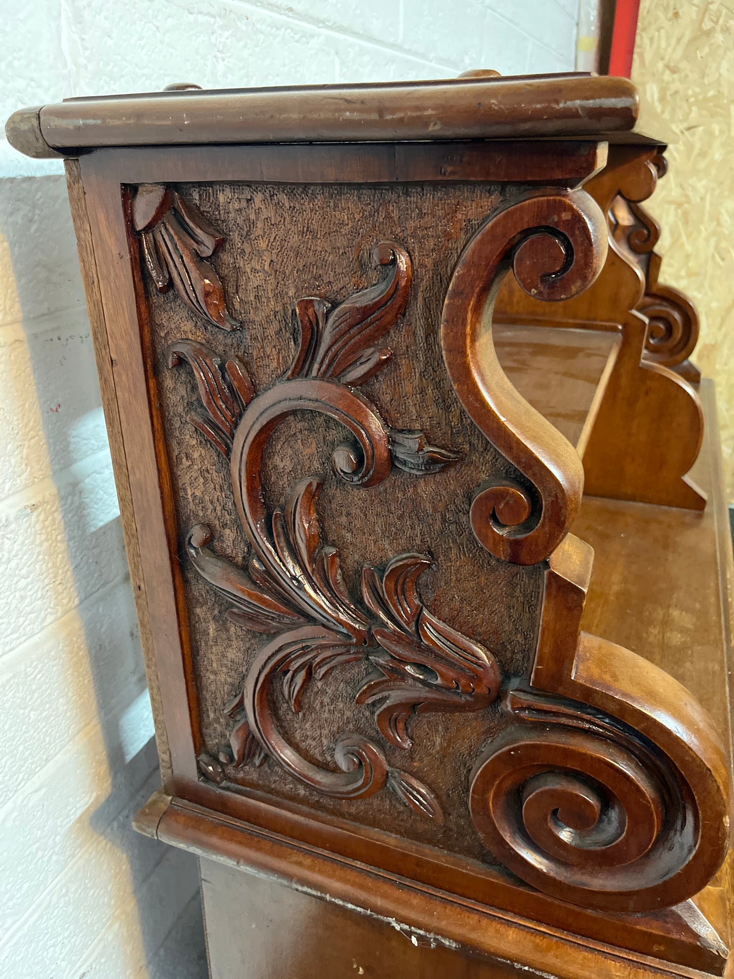 Tall open fronted mahogany bookcase (H 120 x W 153 x D 47 cm) 1325