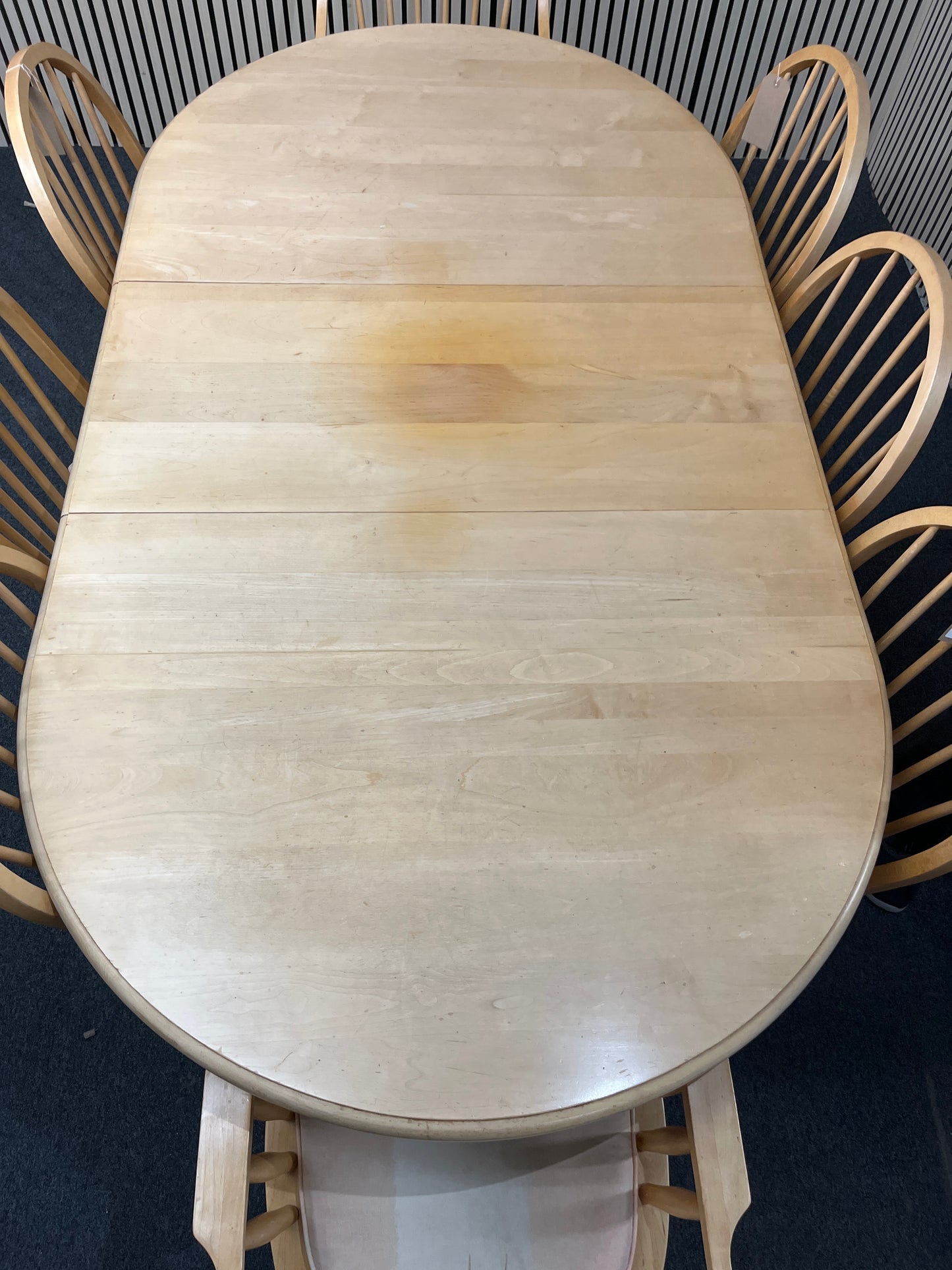 Oval shaped beech extendable dining table with 5 matching chairs (H 76 x W 154, 200 x D 107 cm) 3425