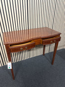 Classic mahogany hall table with serpentine front and inlay detail, height 75 cm, width 90 cm, depth 46 cm  44728