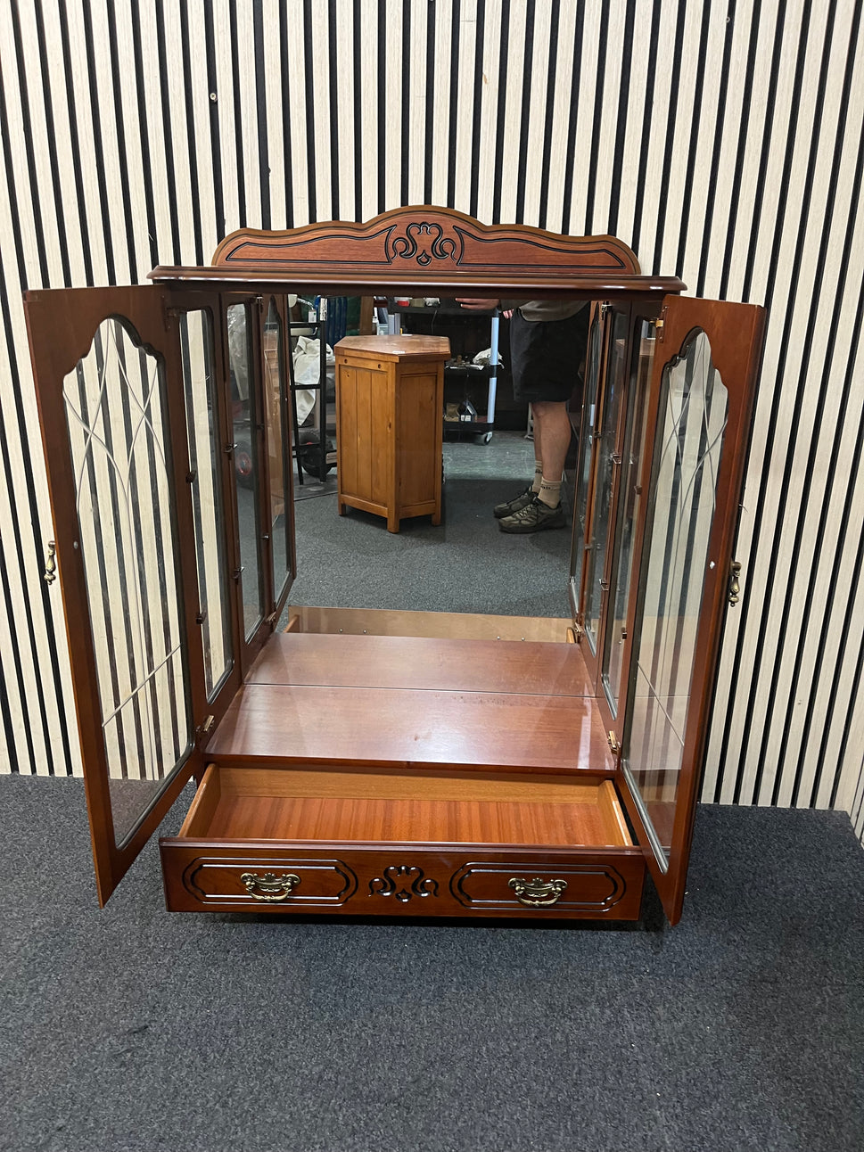 Rossmore mahogany 2 glass door 1 drawer display unit (H 118 x W 80 x D 31 cm) 43446