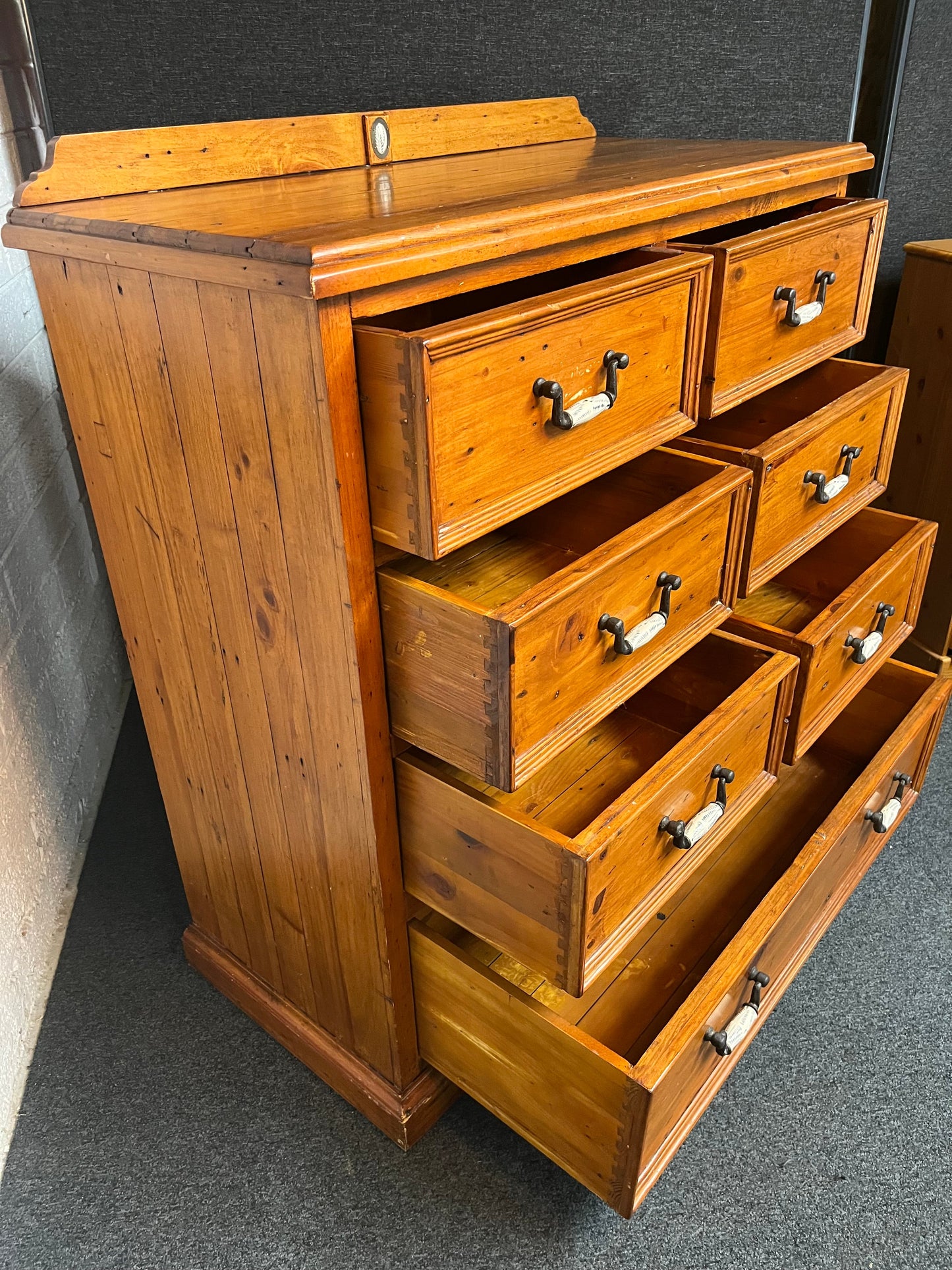7 drawer solid pine chest of drawers ivory and metal handles (H 120 x W 110 x D 50 cm) 2225