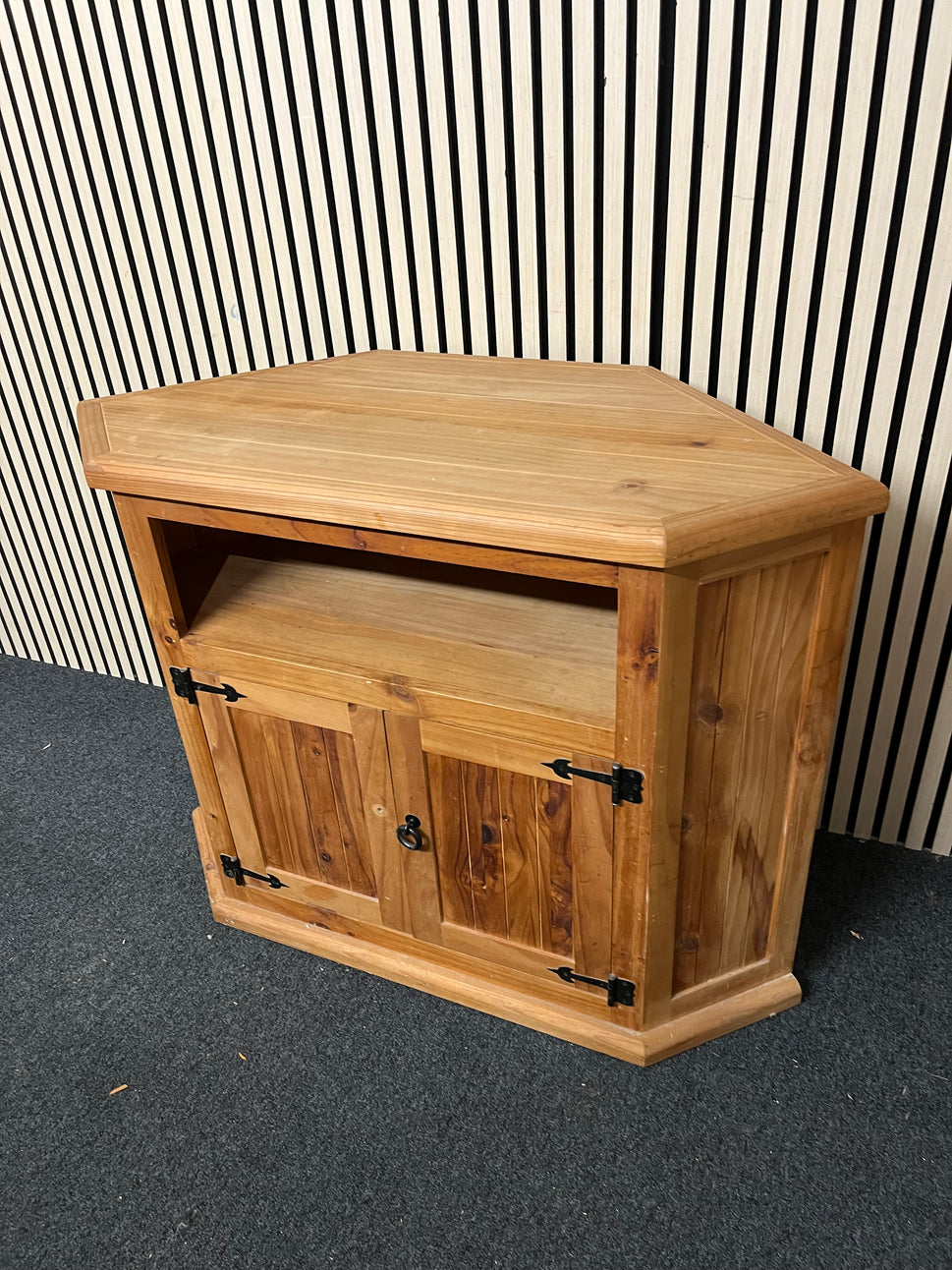 Low natural solid pine corner TV unit (H 81 x W 106 x D 50 cm) 2425