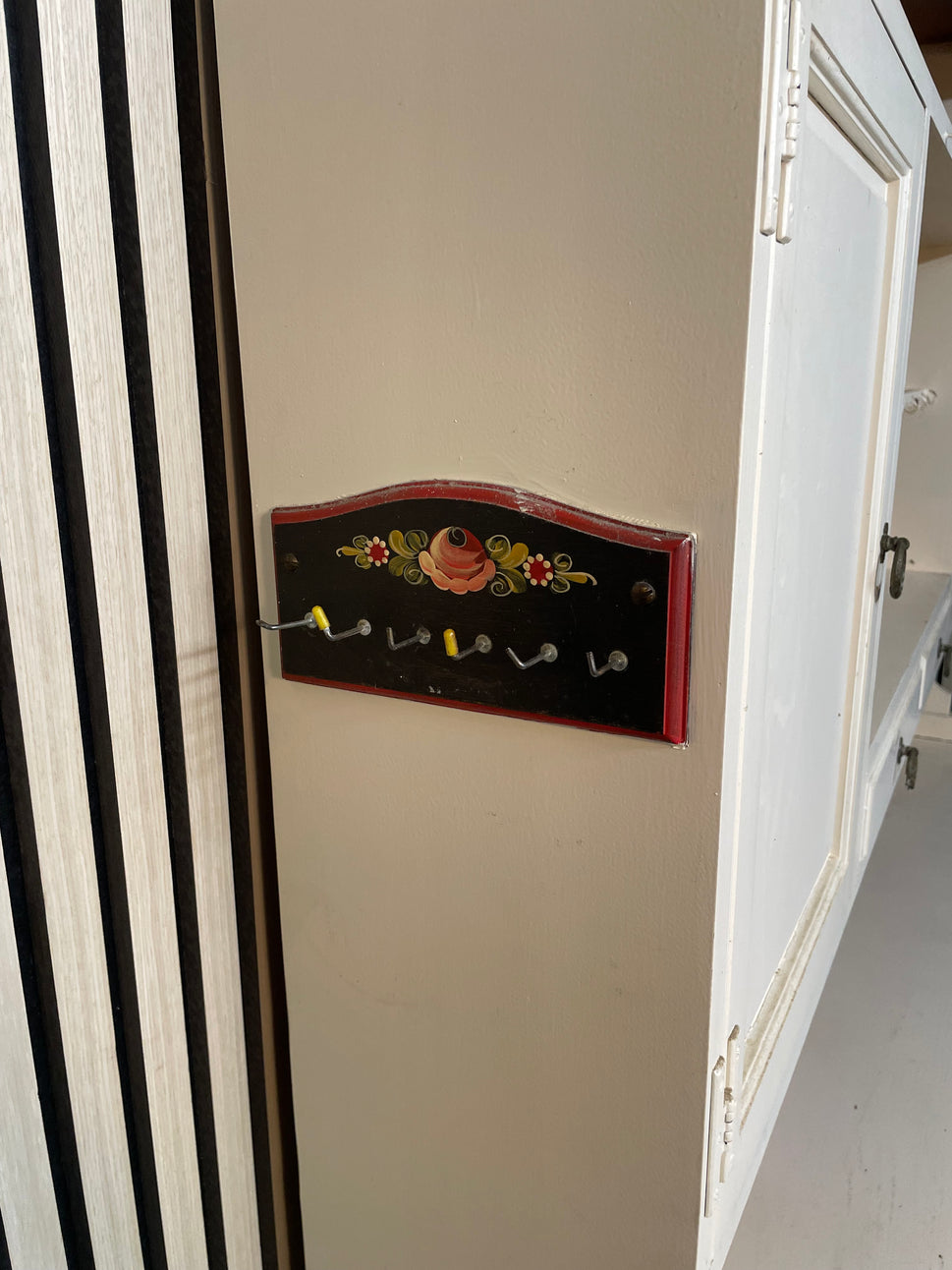 Large cream painted solid pine kitchen dresser  (H 210 x W 180 x D 47 cm( 2425