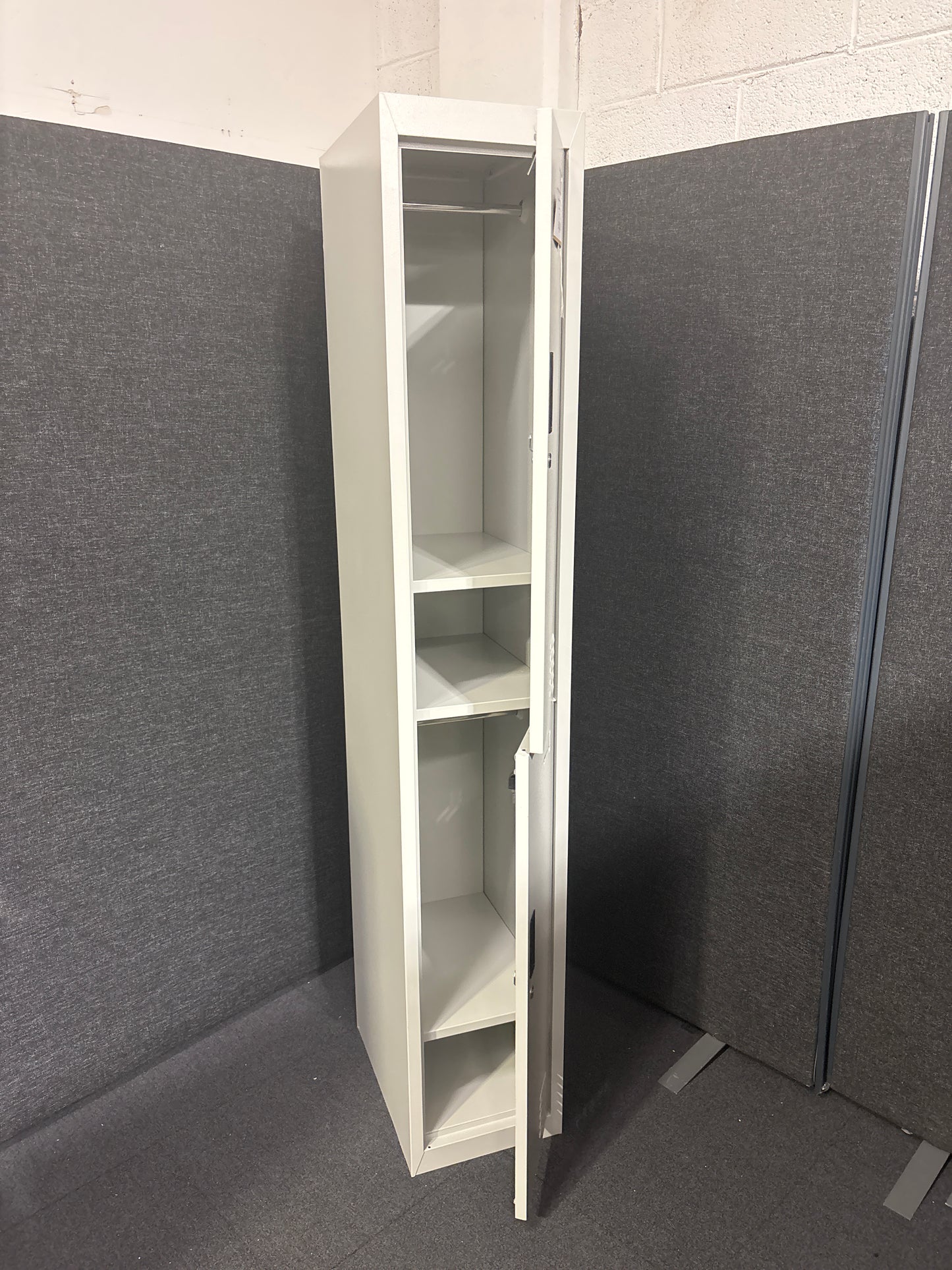 NEW Grey metal 2 door personal locker cw keys ( H 180 x W 30 x D 45 cm)

PRICE INC VAT AT 23 PERCENT