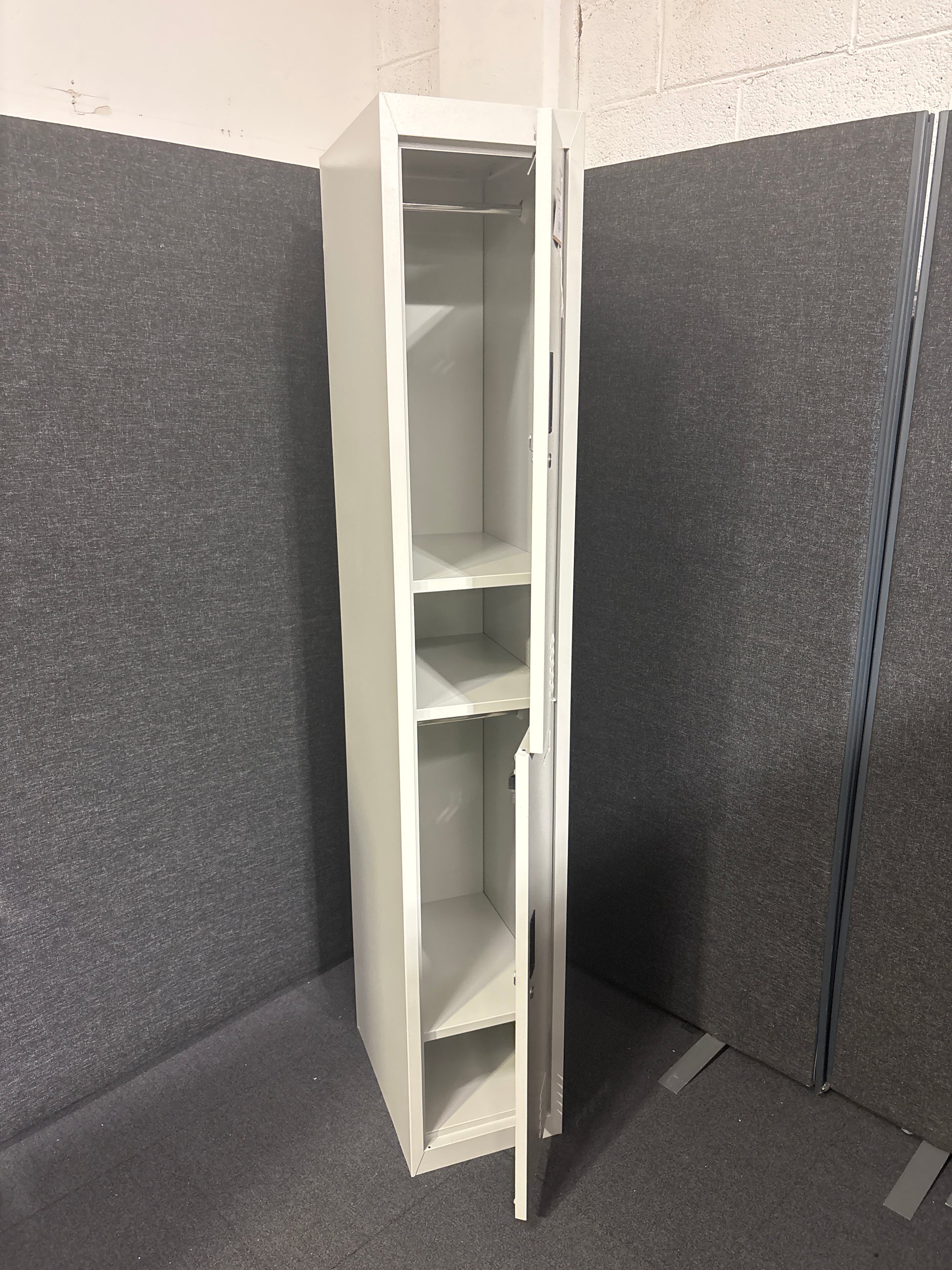 NEW Grey metal 2 door personal locker cw keys ( H 180 x W 30 x D 45 cm)

PRICE INC VAT AT 23 PERCENT