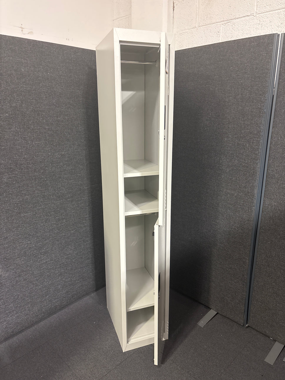 NEW Grey metal 2 door personal locker cw keys ( H 180 x W 30 x D 45 cm)

PRICE INC VAT AT 23 PERCENT