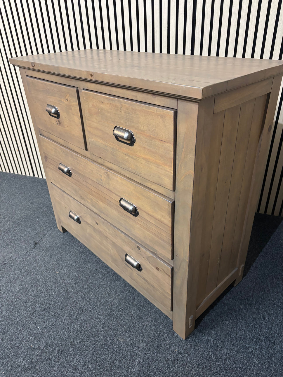 Solid dark oak 3 drawer chest of drawers (H 92 x W 105 x D 41 cm) 2226