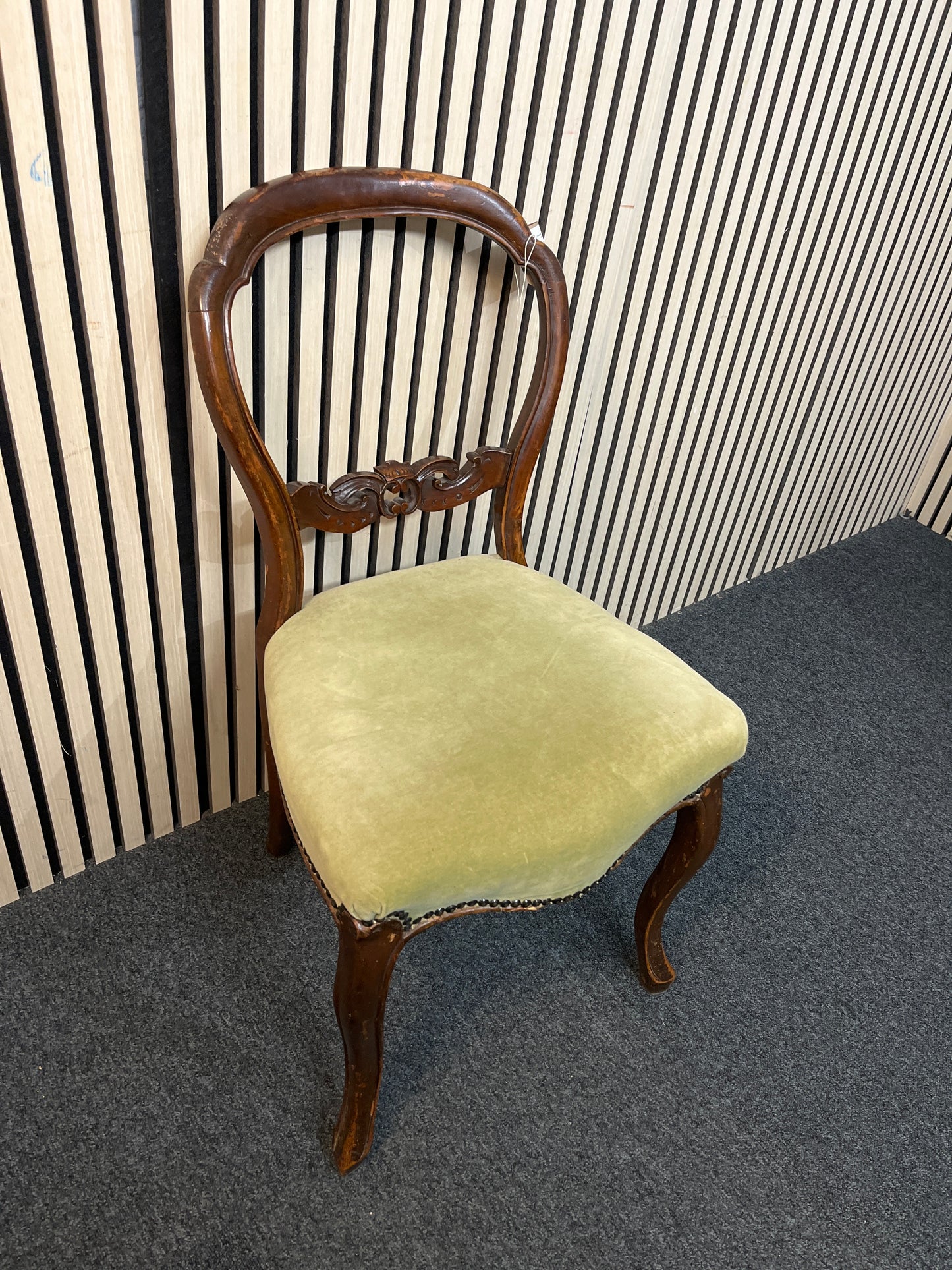 Mahogany framed spoon back dining chair with green seat fabric 2425