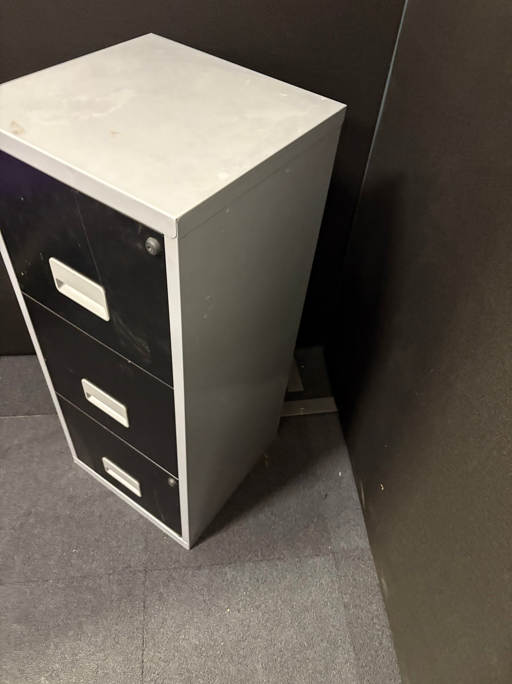 Secondhand silver and black metal 3 drawer A4 Home office filing cabinet with key 400Dx400Wx960H