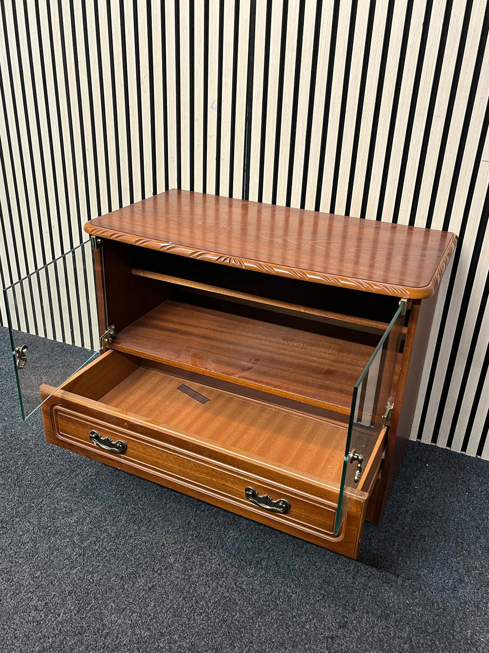 Rossmore mahogany rope effect edging two glass door one drawer tv unit (H 62 x W 79 x D 43 cm) 1126