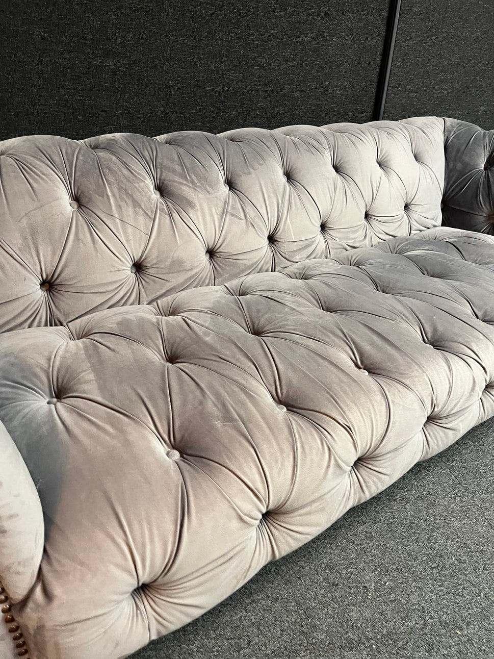 Large 3 seater grey velour button back chesterfield sofa with mahogany leg frame 2225