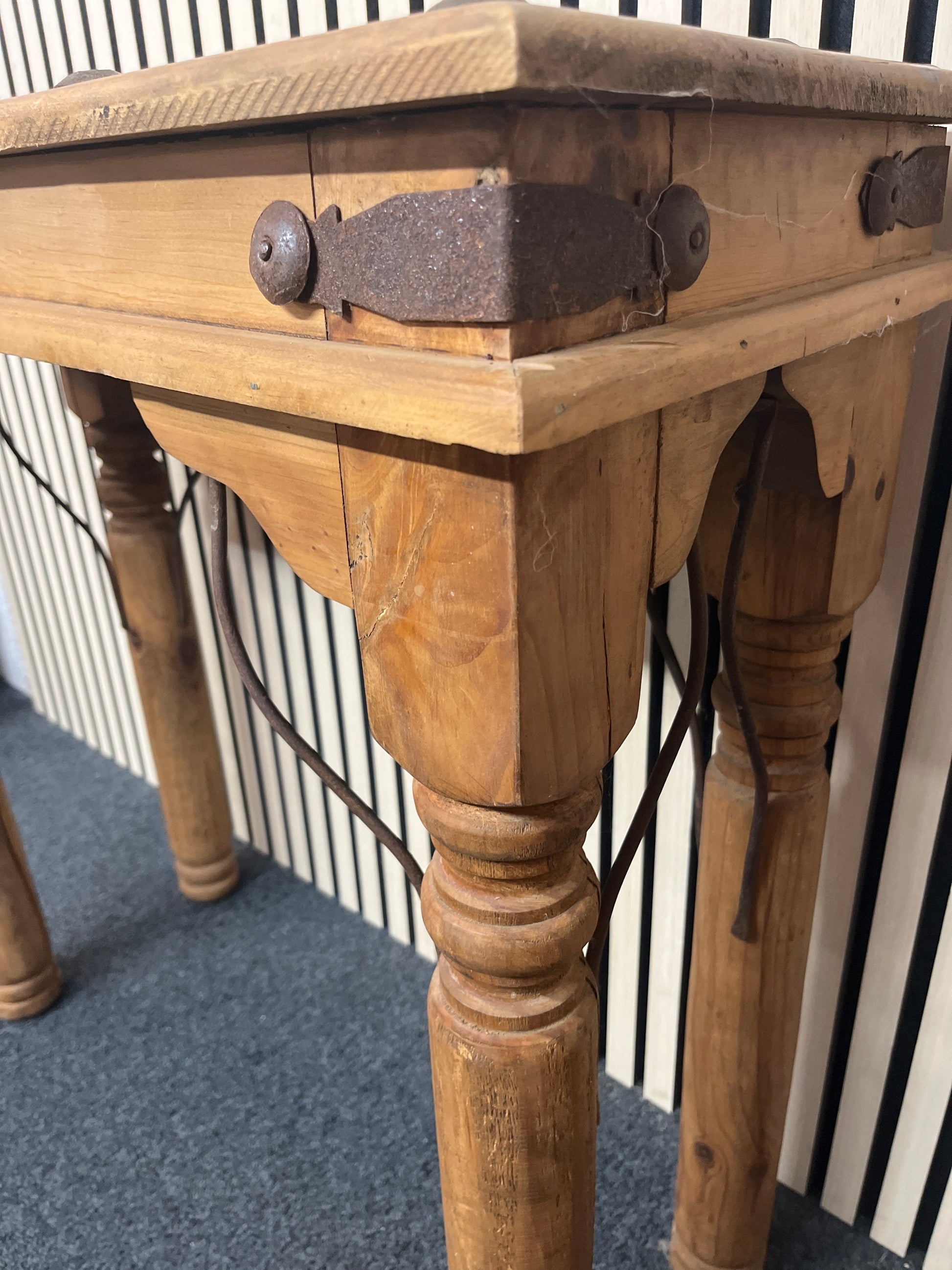 Mexican pine console table with metal detailing (H 76 x H 76 x D 33 cm)