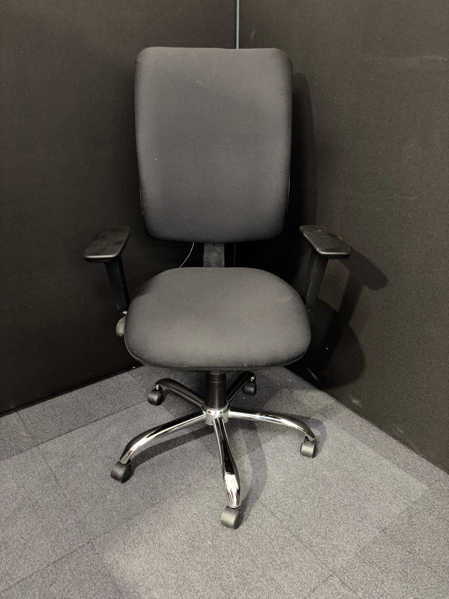 BRAND NEW Senza Ergo, lumbar pump, seatslide, adjustable arms, suncro mech, black fabric