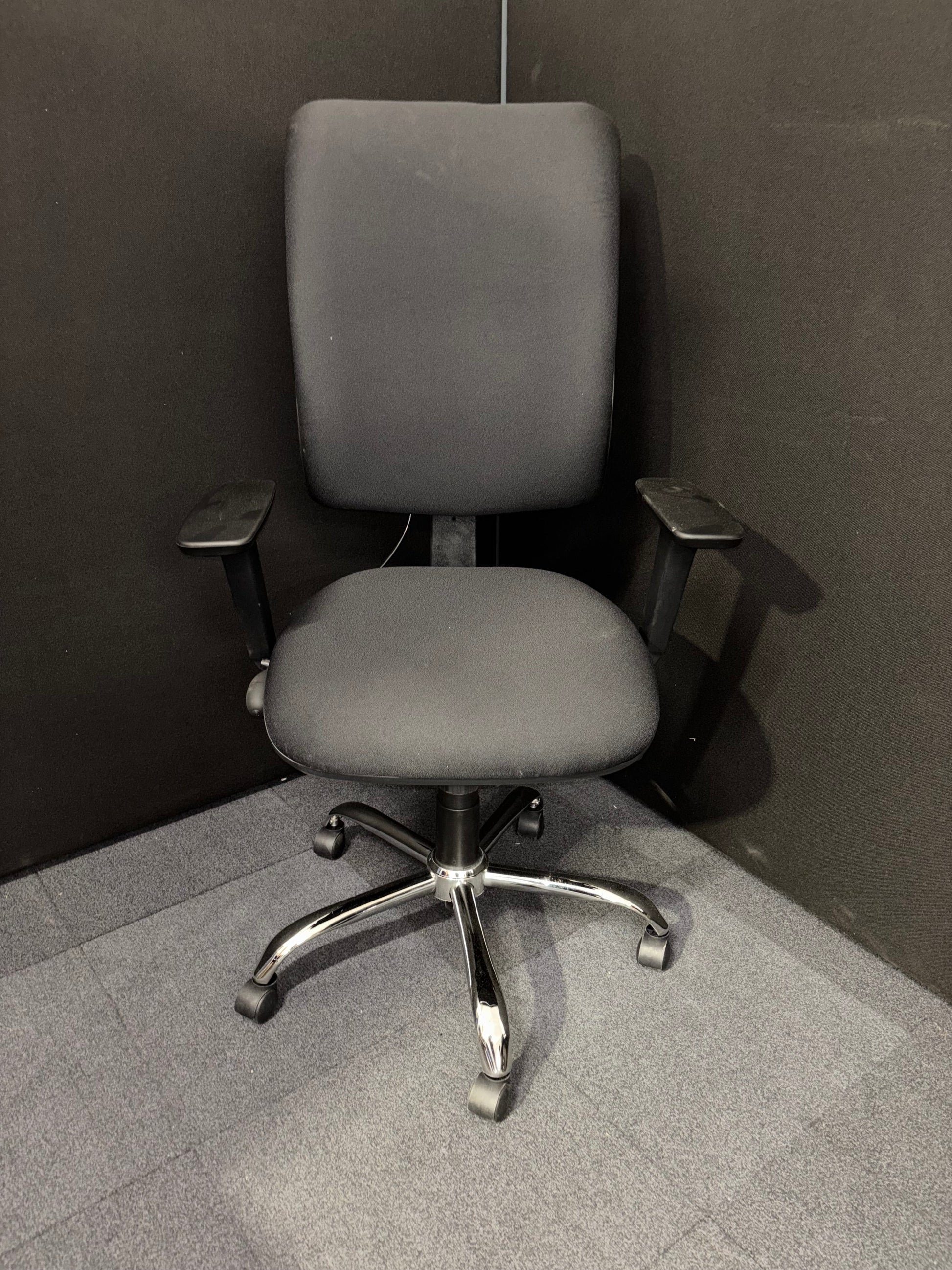 BRAND NEW Senza Ergo, lumbar pump, seatslide, adjustable arms, suncro mech, black fabric