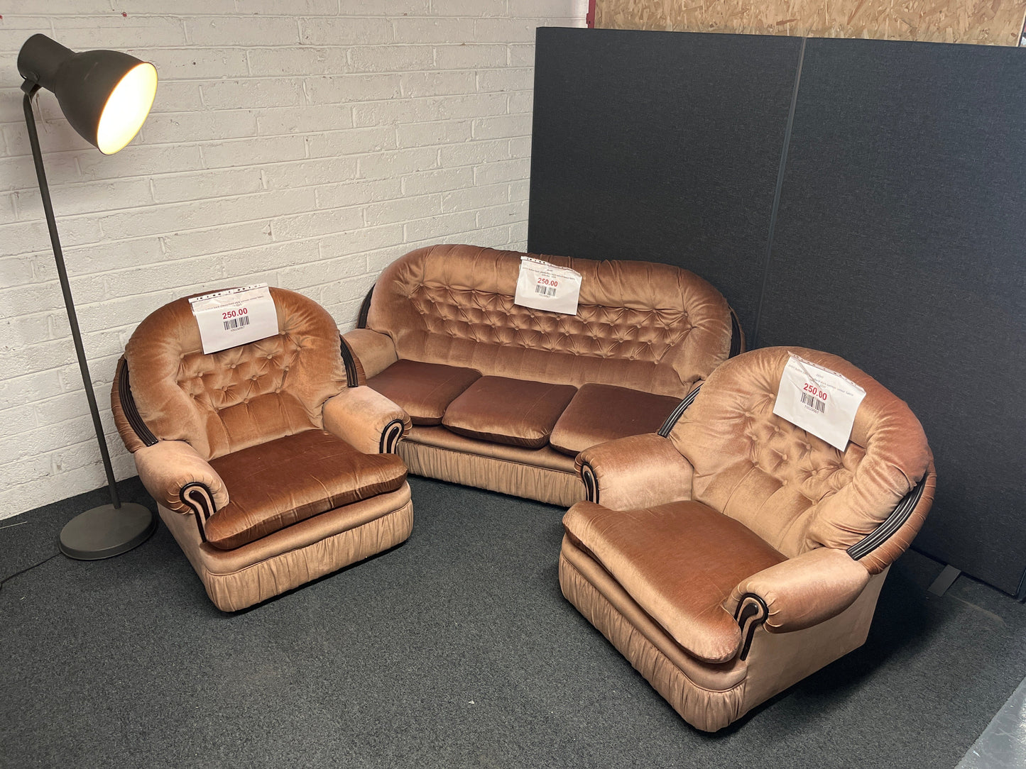 3+1+1 button back chesterfield style salmon velour fabric sofa suite 2225