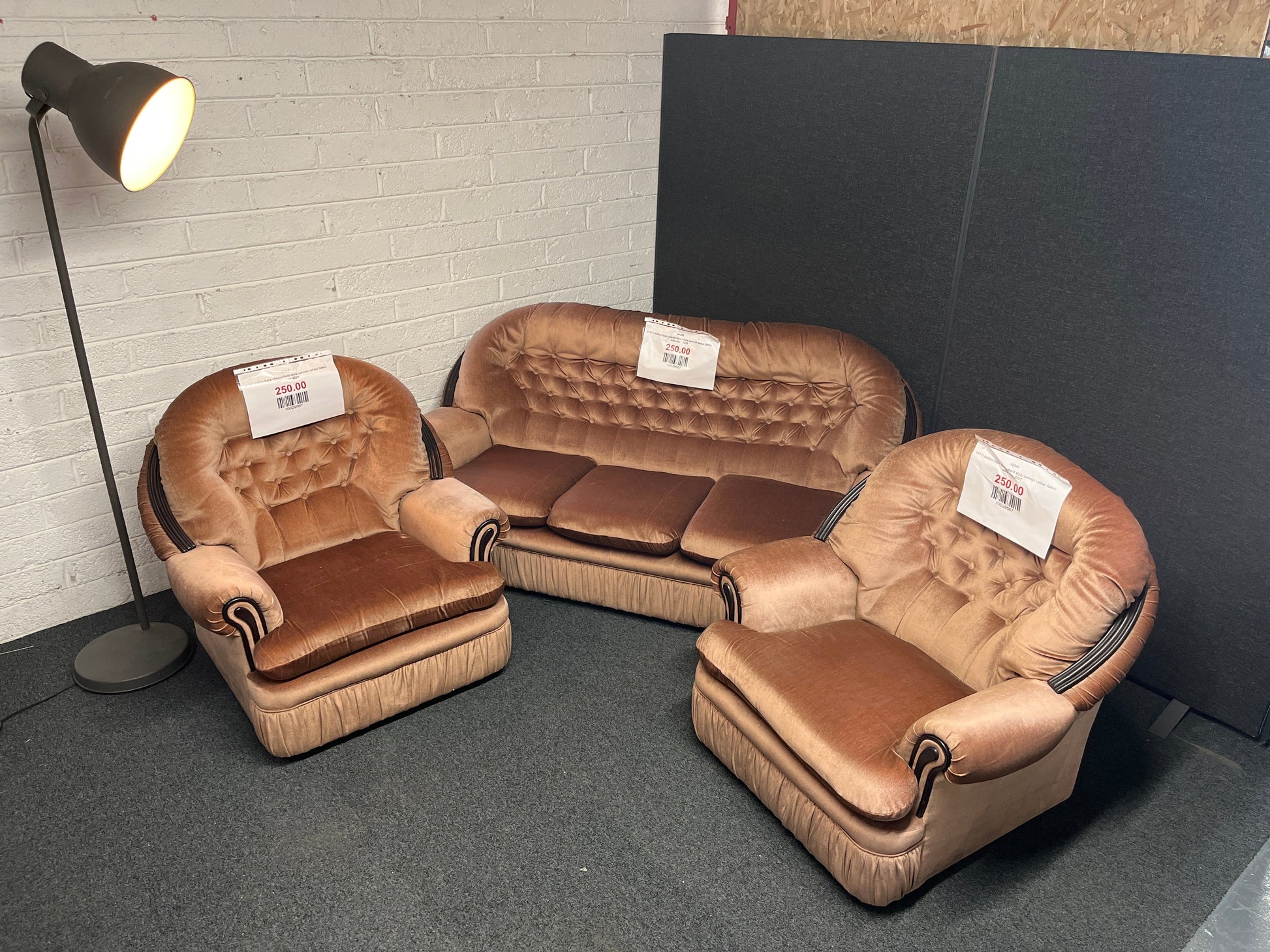 3+1+1 button back chesterfield style salmon velour fabric sofa suite 2225