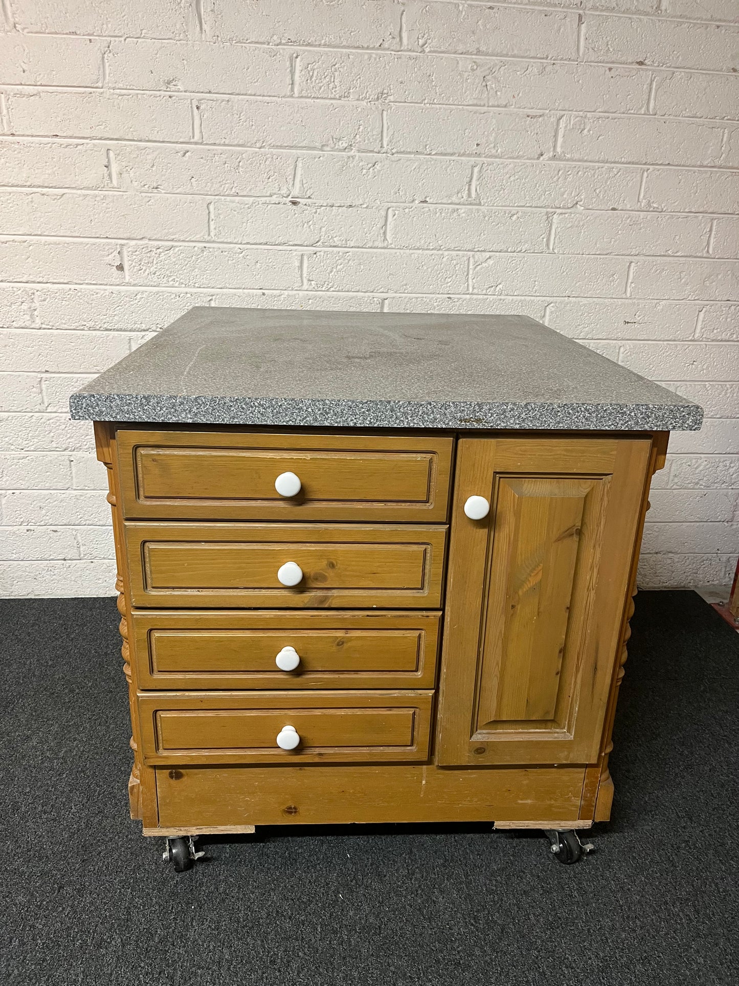 Pine kitchen island on castors with laminate work top and 8 drawers and 2 doors (H 90 x W 100 x D 90 cm) 1325