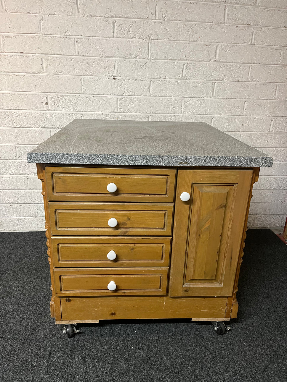 Pine kitchen island on castors with laminate work top and 8 drawers and 2 doors (H 90 x W 100 x D 90 cm) 1325